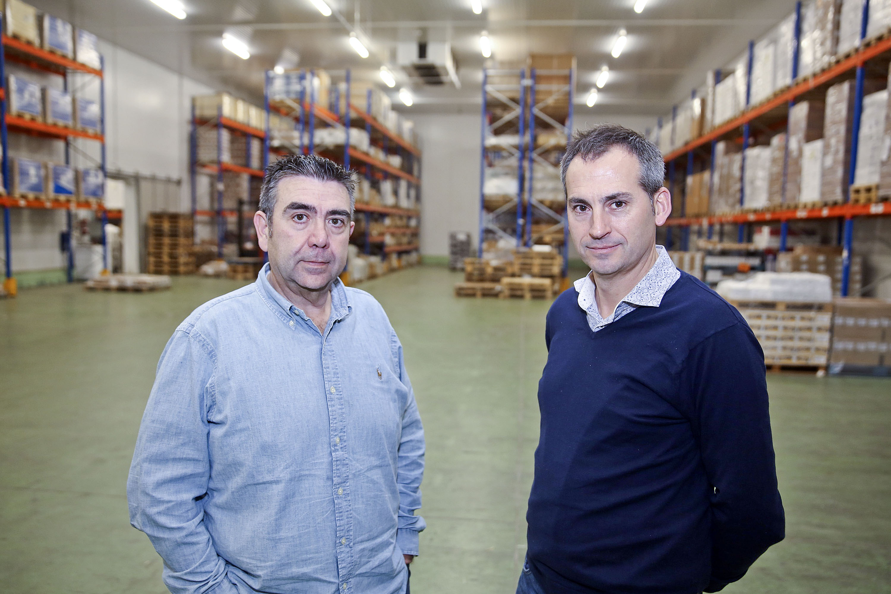 Francesc Espinosa i Joan Casanovas, en un dels magatzems de l’empresa en el moment que s’havien buidat per repartir