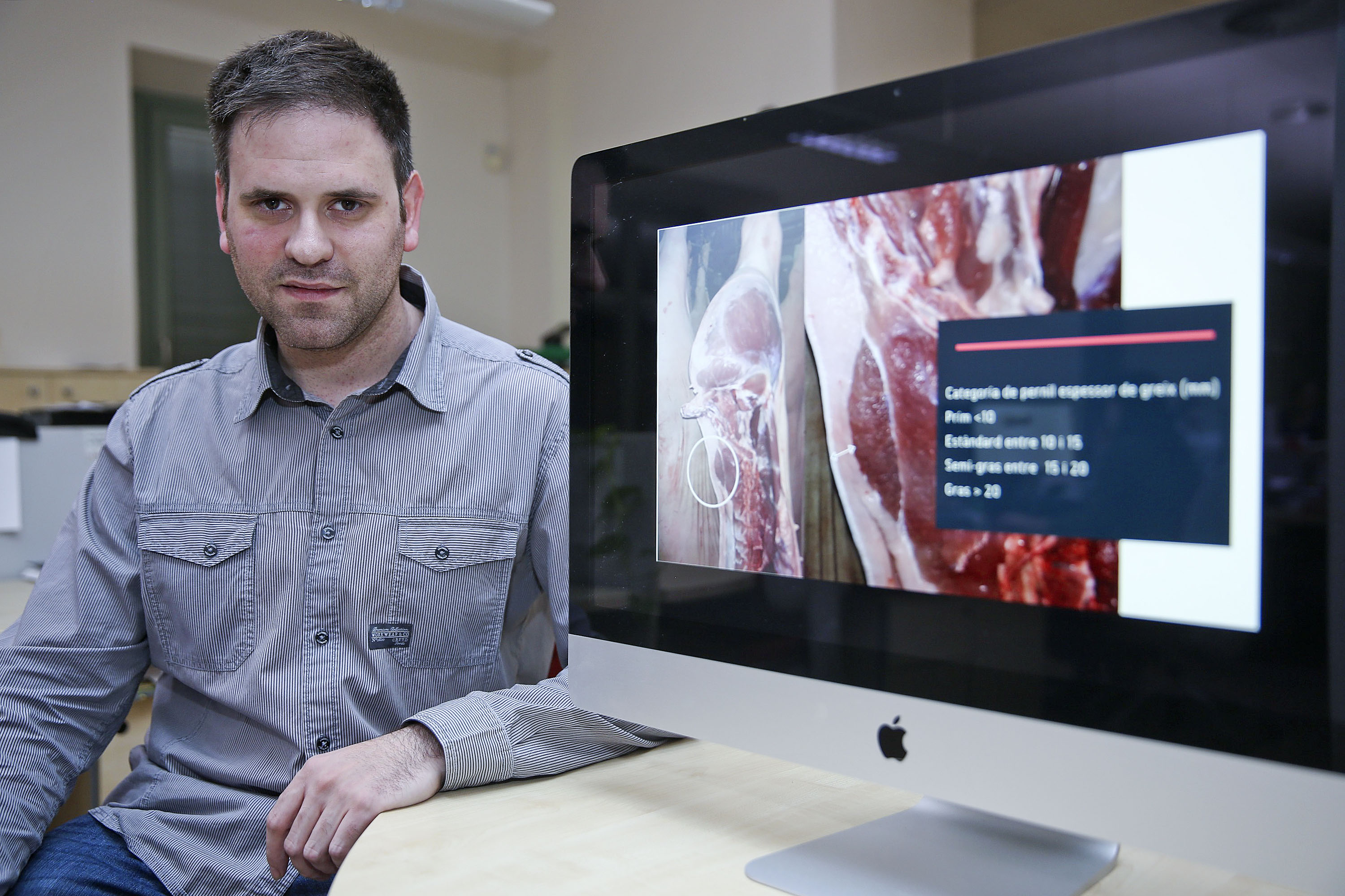 Gerard Masferrer, amb una imatge del procés del seu treball on es marca el greix d'un pernil
