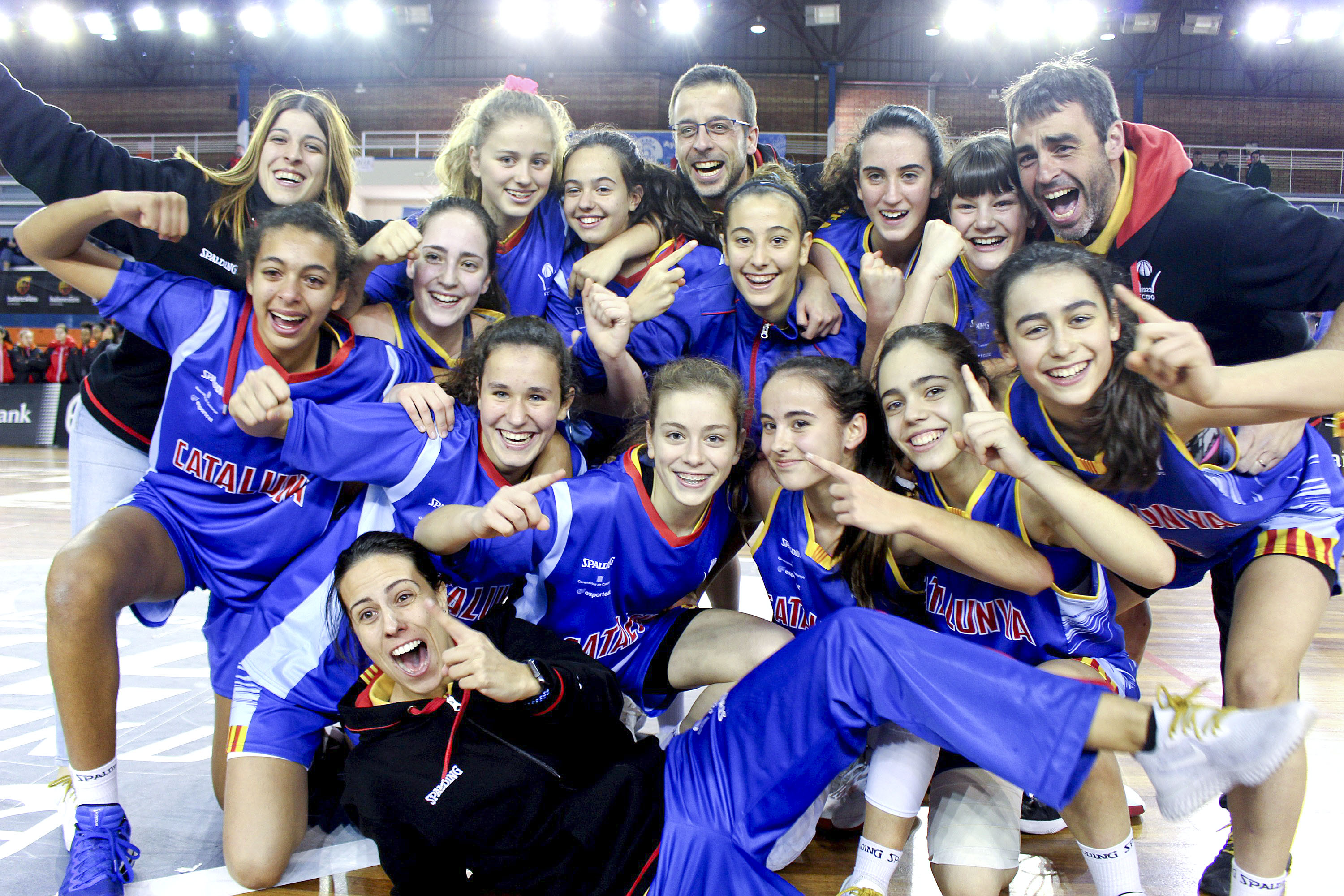 Díaz, a la part superior esquerra, i Guarch, al centre de la part superior, amb la resta d’integrants de la selecció Infantil femenina, campiona estatal