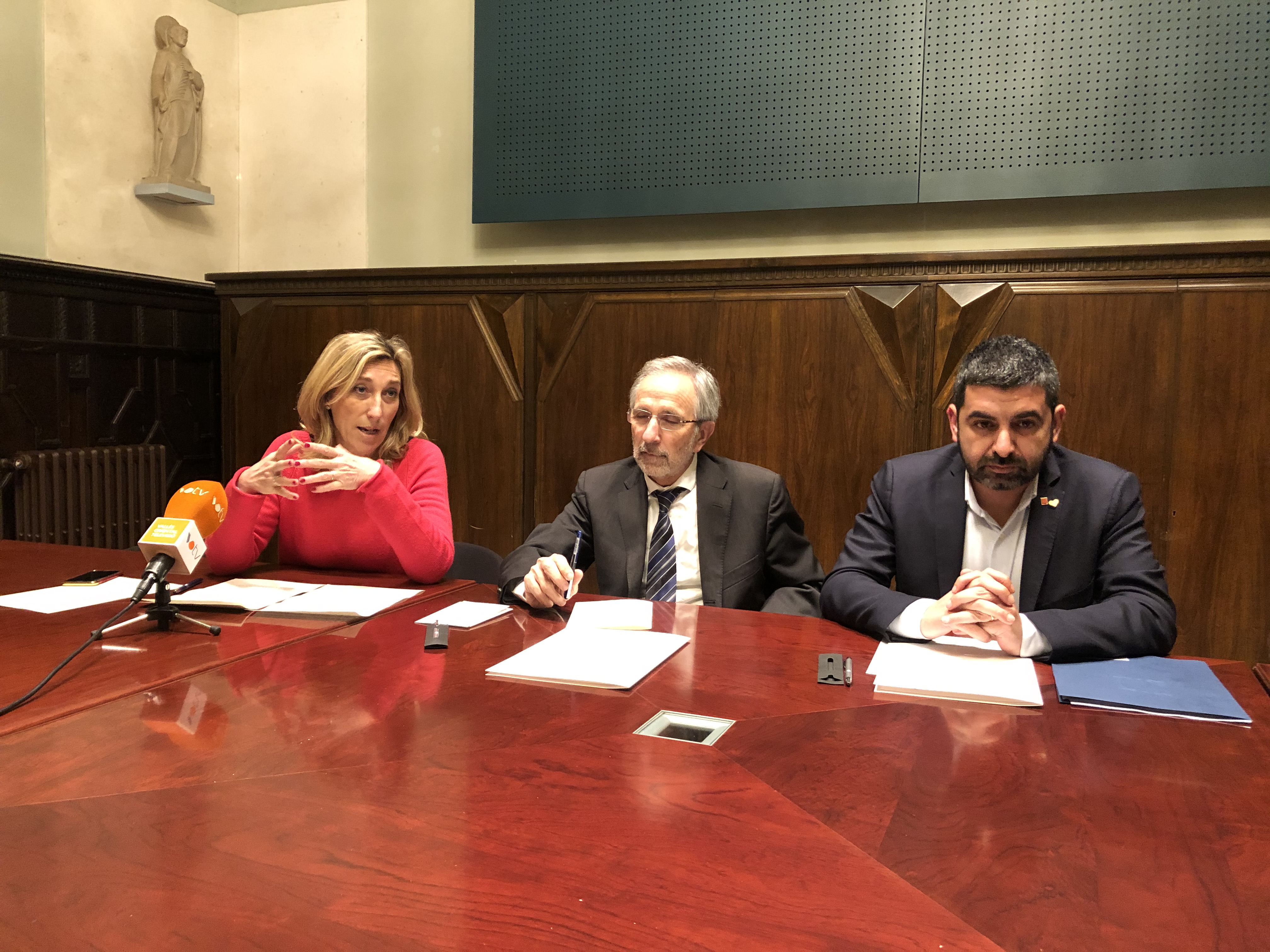 La regidora de Serveis Socials, Maria del Mar Sánchez, l'alcalde Mayoral i el conseller el Homrani, durant la presentació de l'acord