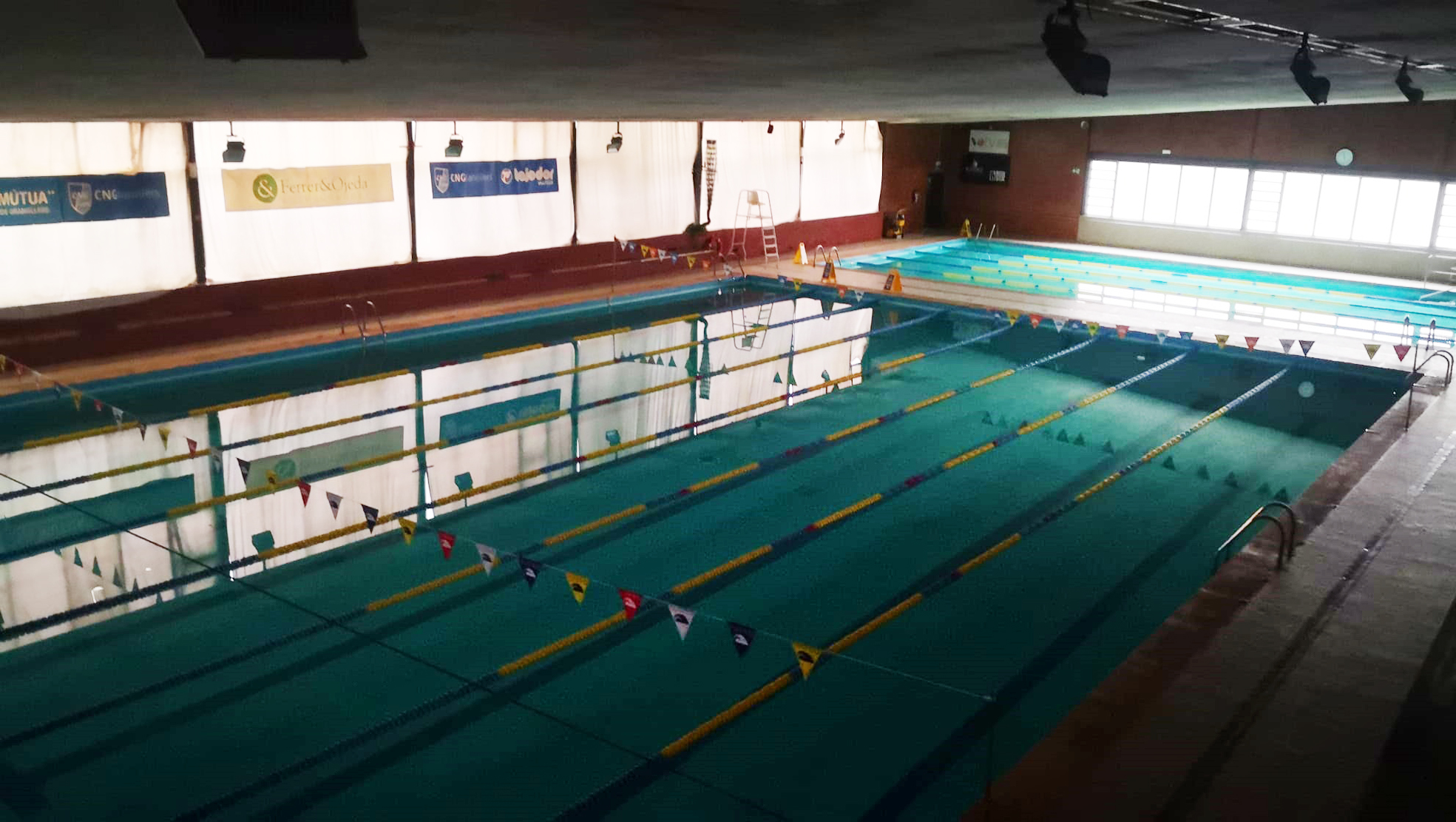 Una de les piscines interiors del club, tancada i sense llum