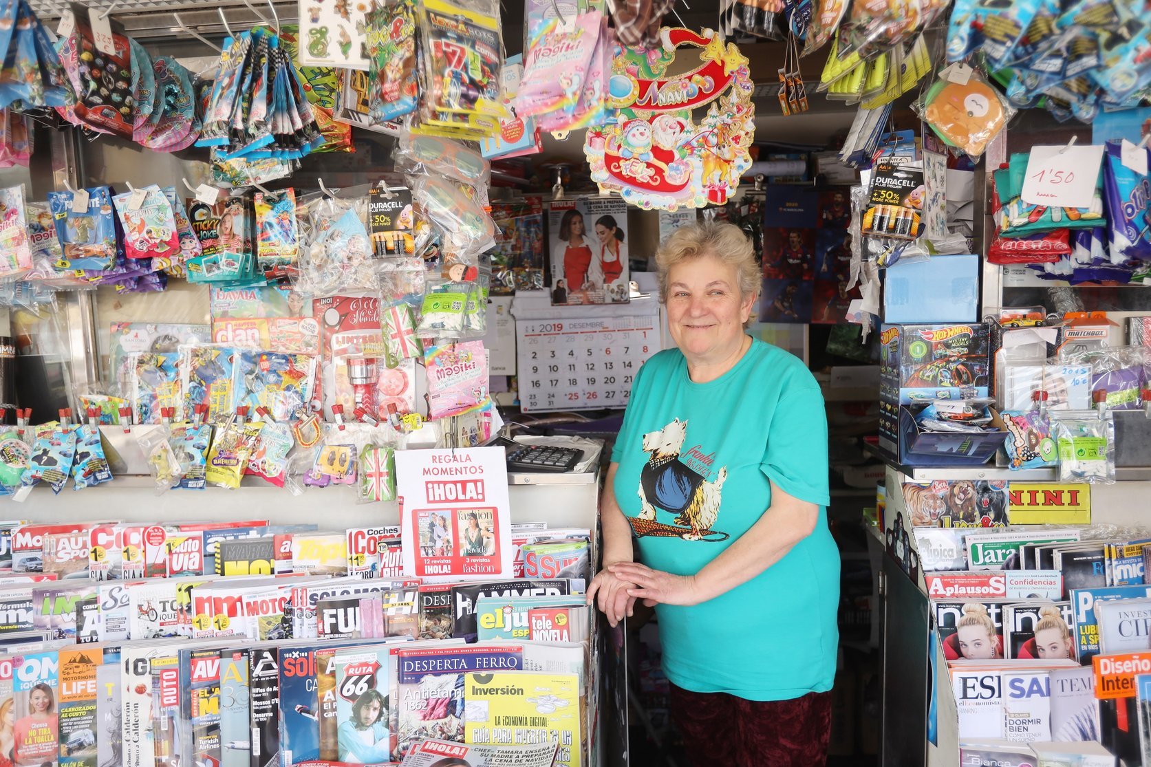 Elisa Martín té 61 anys i en fa 44 que treballa al quiosc de la plaça de la Corona, al centre de la ciutat