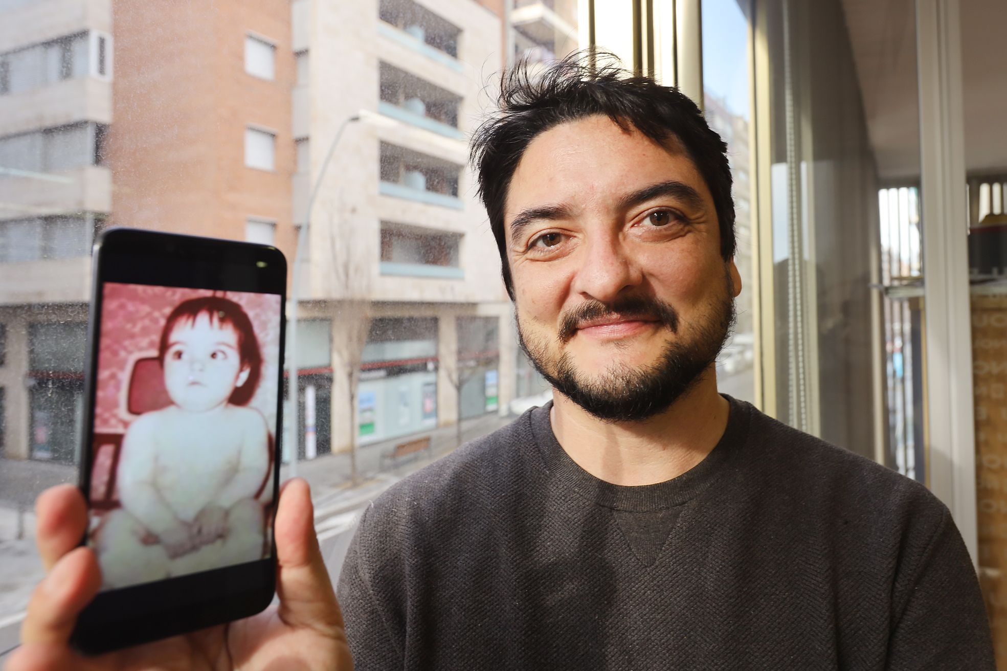 Jordi Eduard Perales mostra una foto de quan era petit, fa uns dies a EL 9 NOU