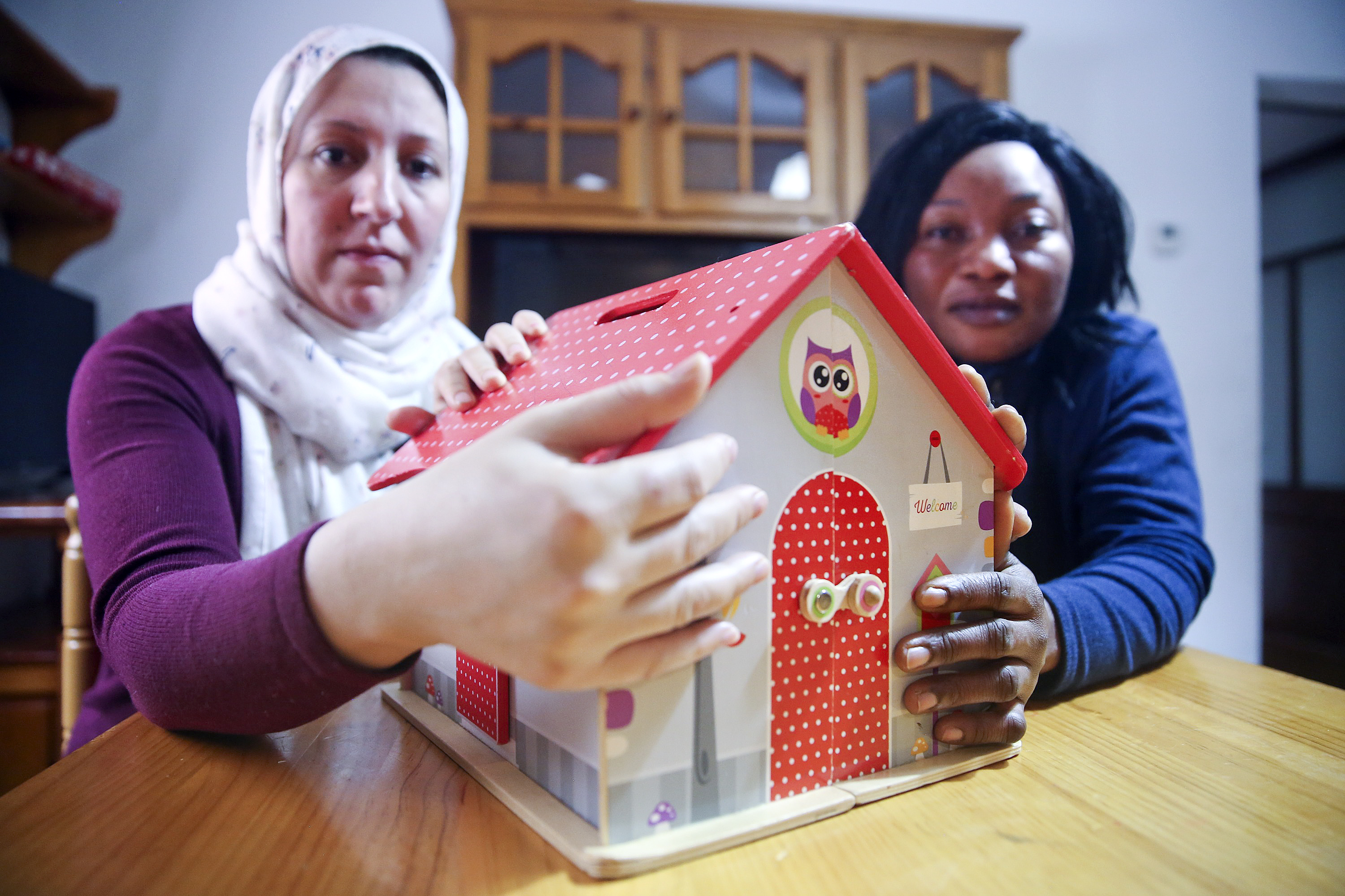 Nadia Aariba i Naomi Benewaa amb una de les joguines dels seus fills al pis social de Càritas, on viuen