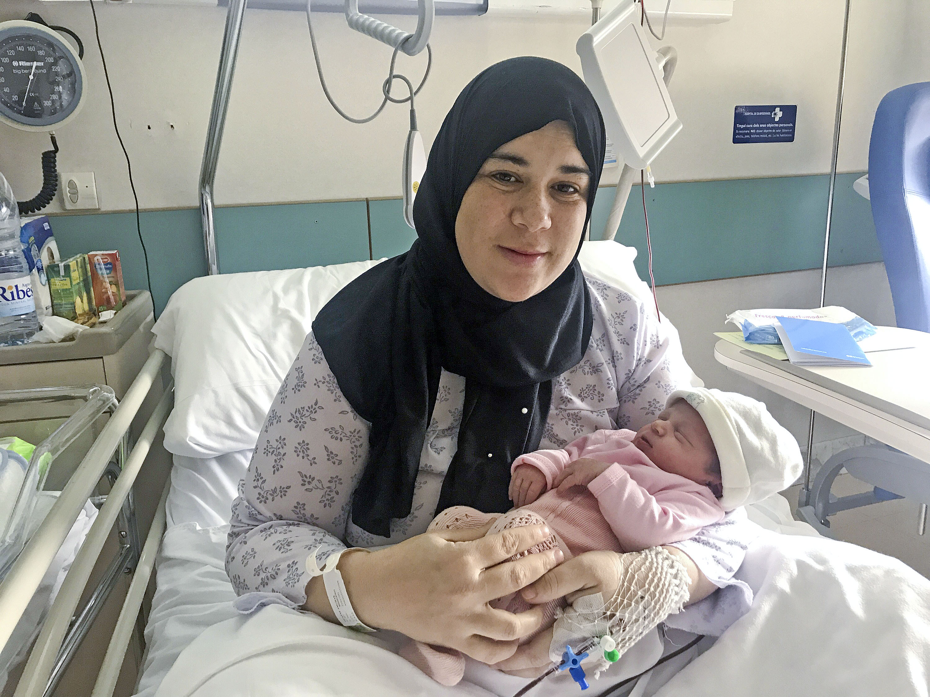 La mare, Ouafe Amghar, amb la seva filla Alai, el primer nadó nascut al Ripollès el 2020