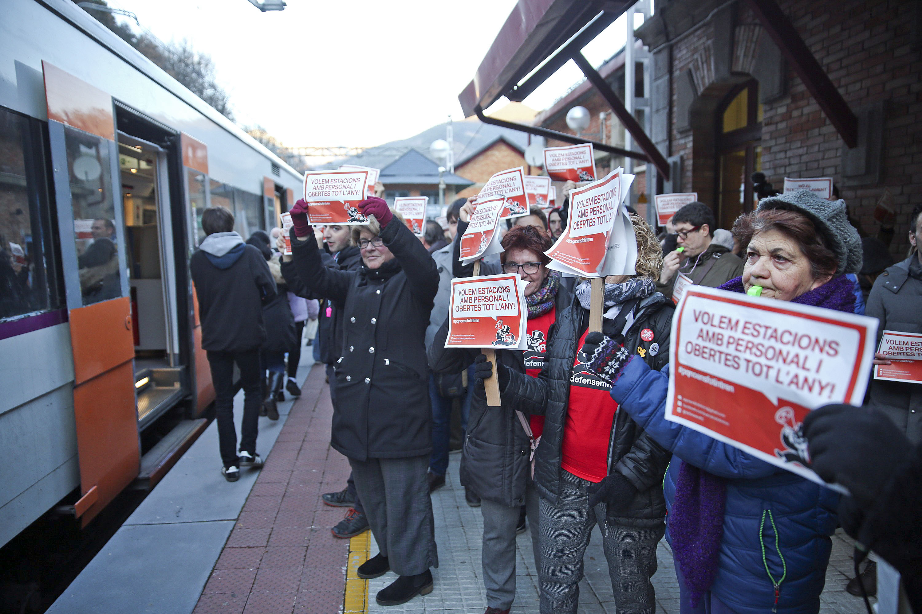Usuaris de l’R3 protestant a l’arribada d’un tren a l’estació de Ribes de Freser