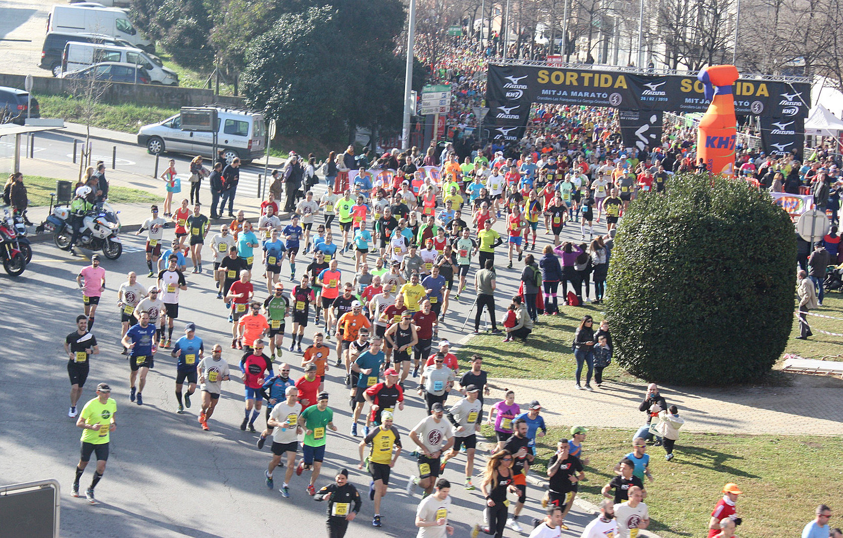 La sortida de la cursa, un de les imatges destacades de la Mitja Marató, que arriba a la 34a edició
