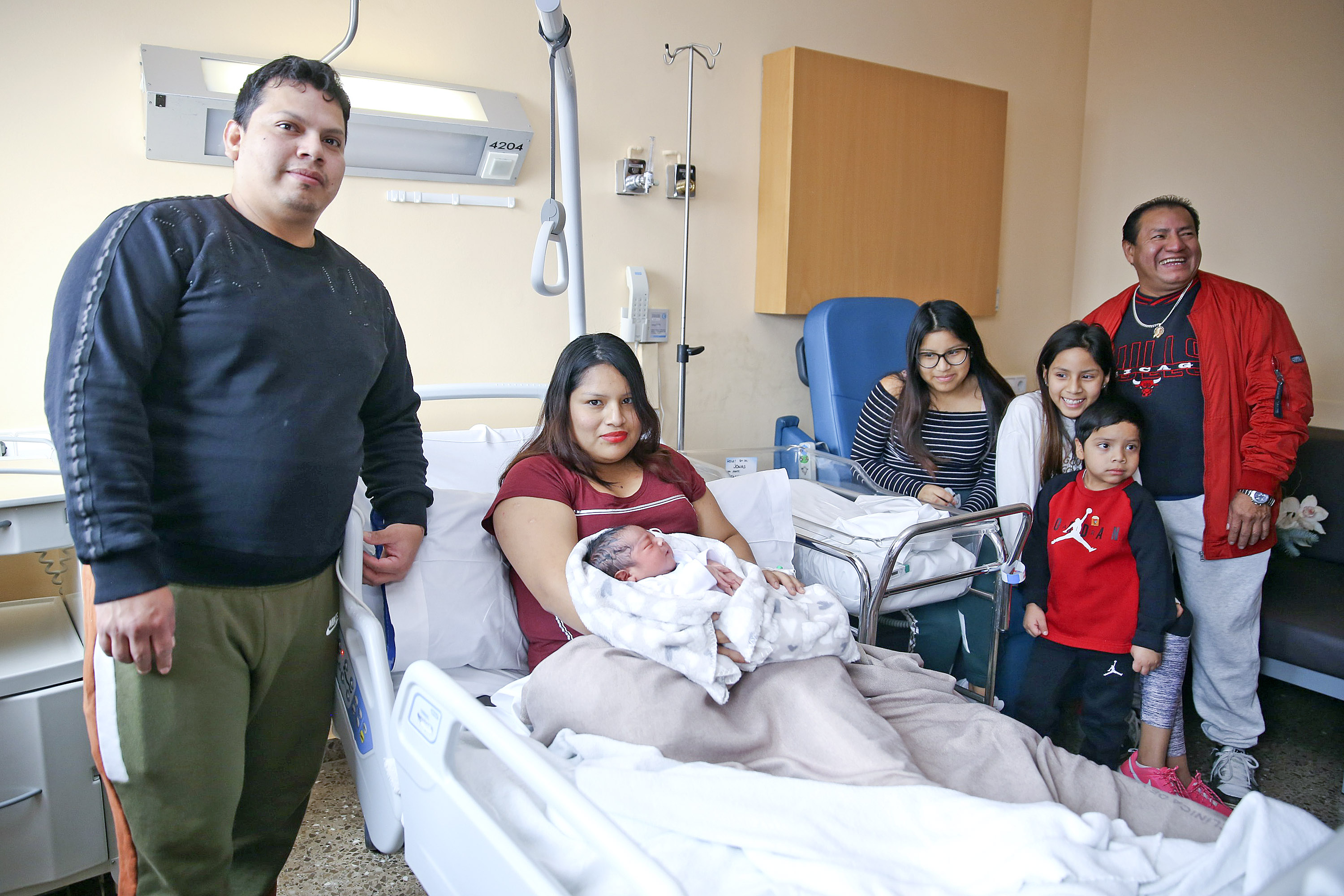 La família Medina Matías, aquest dijous al matí a l’Hospital Universitari de Vic amb els seus quatre fills, el petit Jonás amb la mare, i l’avi