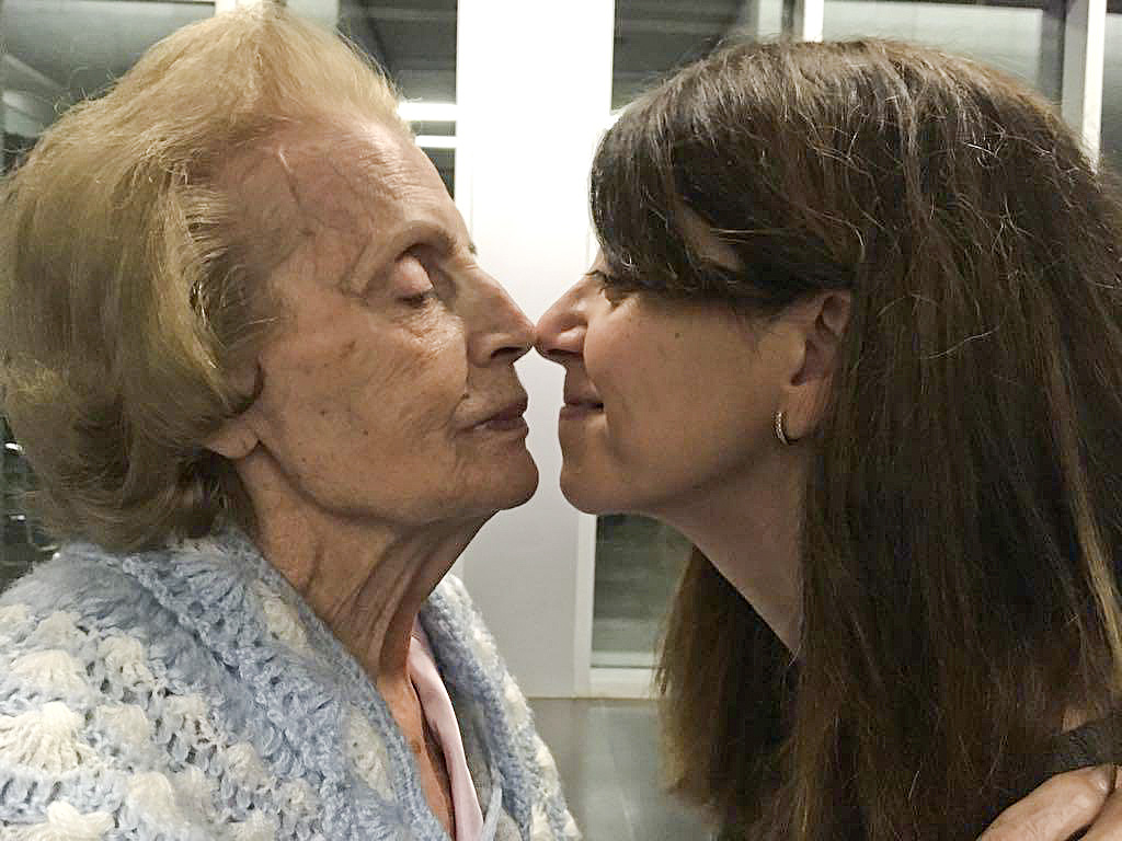 Roser Rovira amb la seva àvia en una foto d'anys enrere