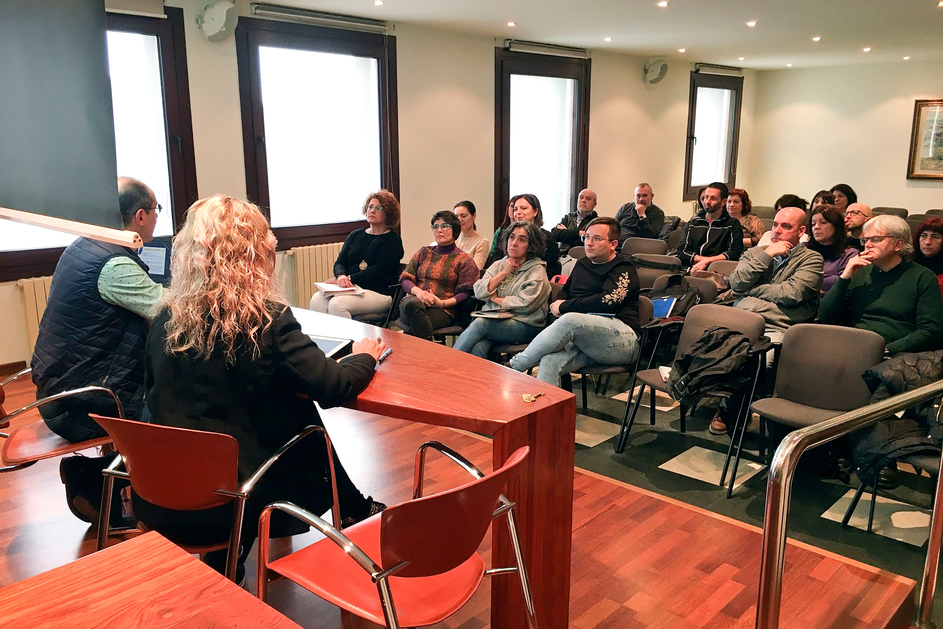 Un moment de la sessió en què es va constituir la taula contra la segregació escolar a Manlleu, el desembre passat