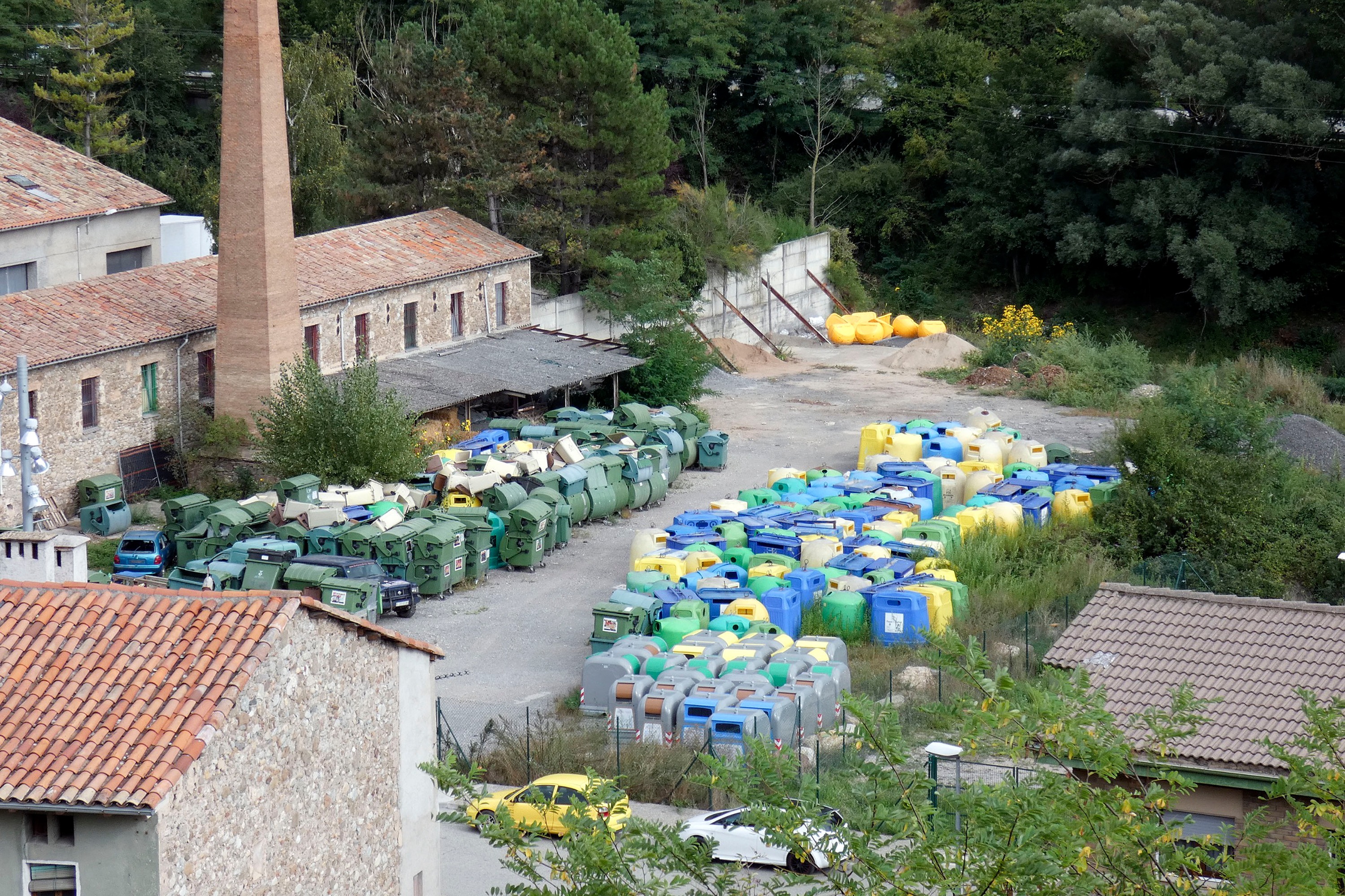 Els contenidors són ara en una zona a l’aire lliure a Can Guetes
