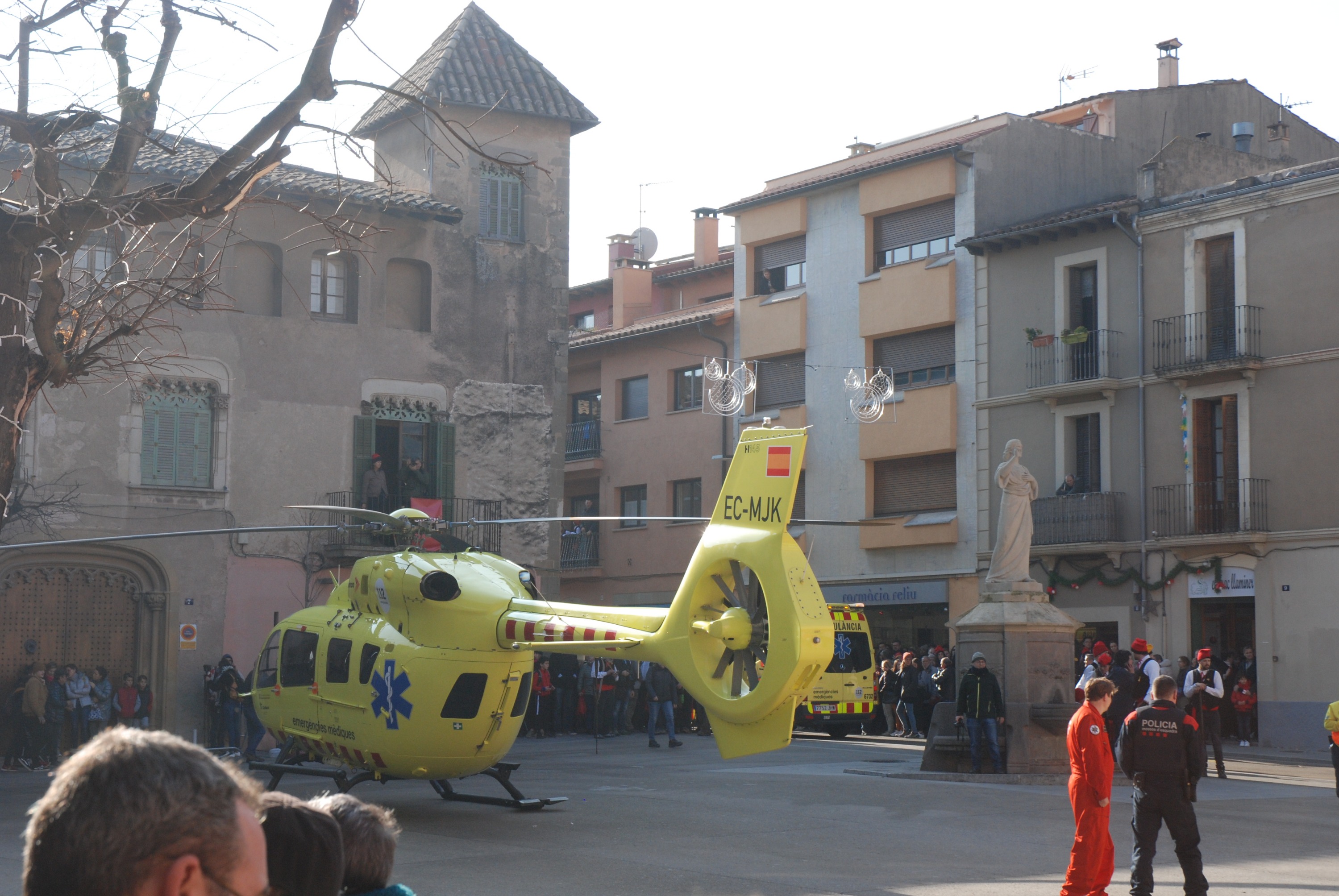 Un helicòpter d'emergències a la plaça de Centelles després de l'accident de la Festa del Pi