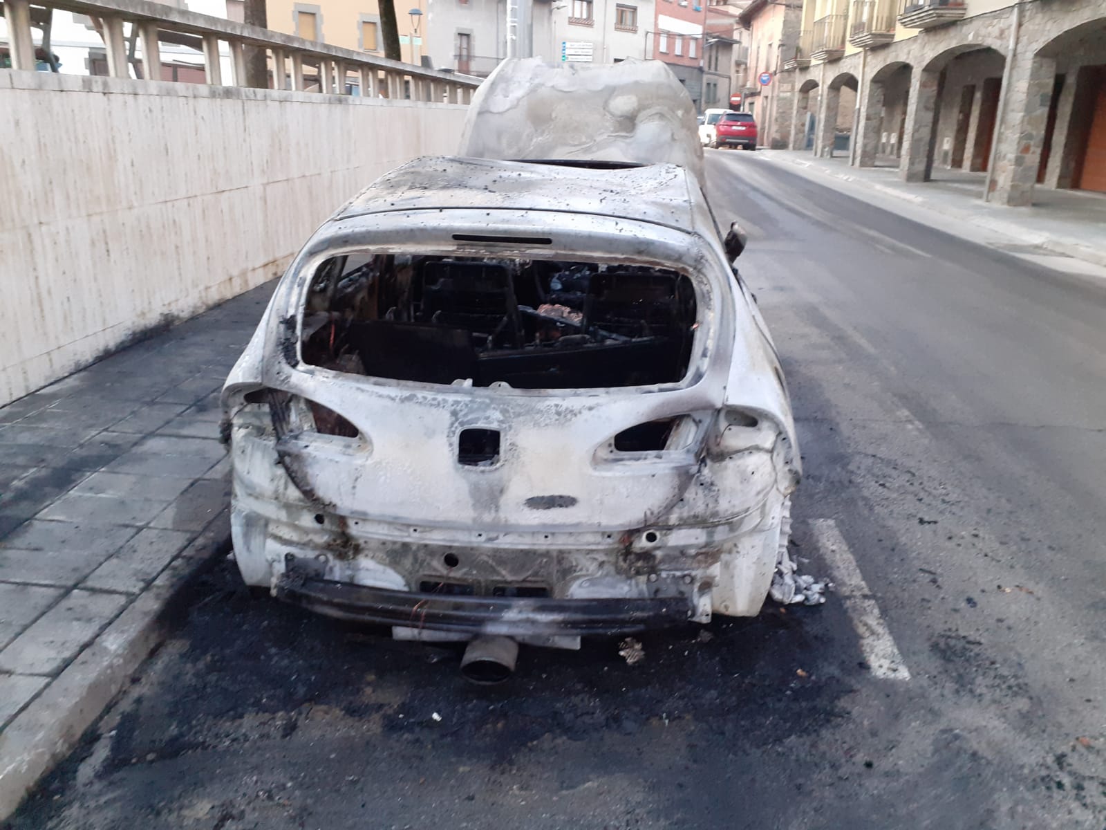 Estat en què ha quedat un dels tres vehicles cremats