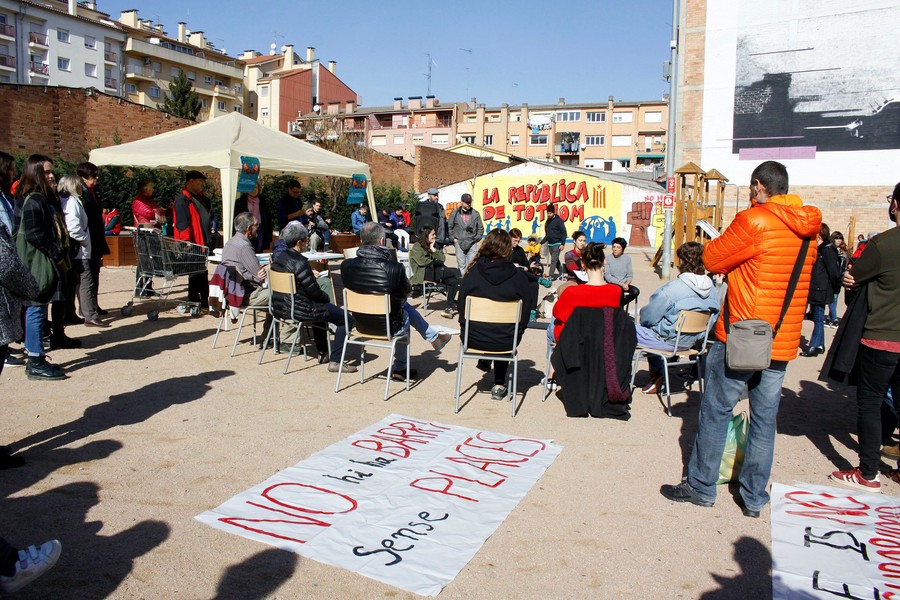 Una cinquantena de veïns van participar en una assemblea aquest diumenge al migdia a la plaça de la Noguera