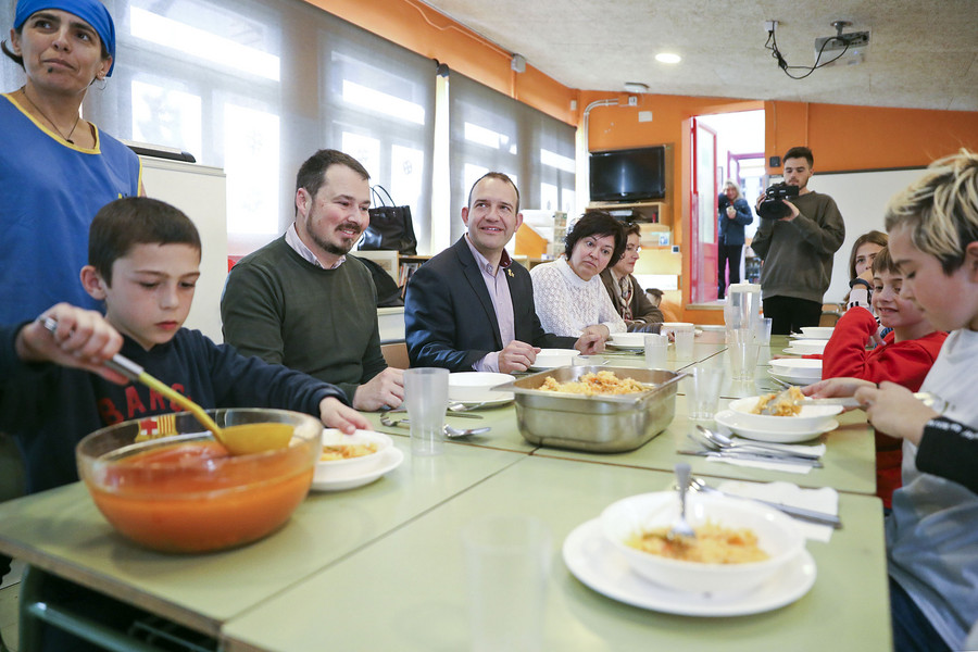 Membres del Consell Comarcal d'Osona amb alumnes de l'escola El Gurri que dimecres dinaven al centre