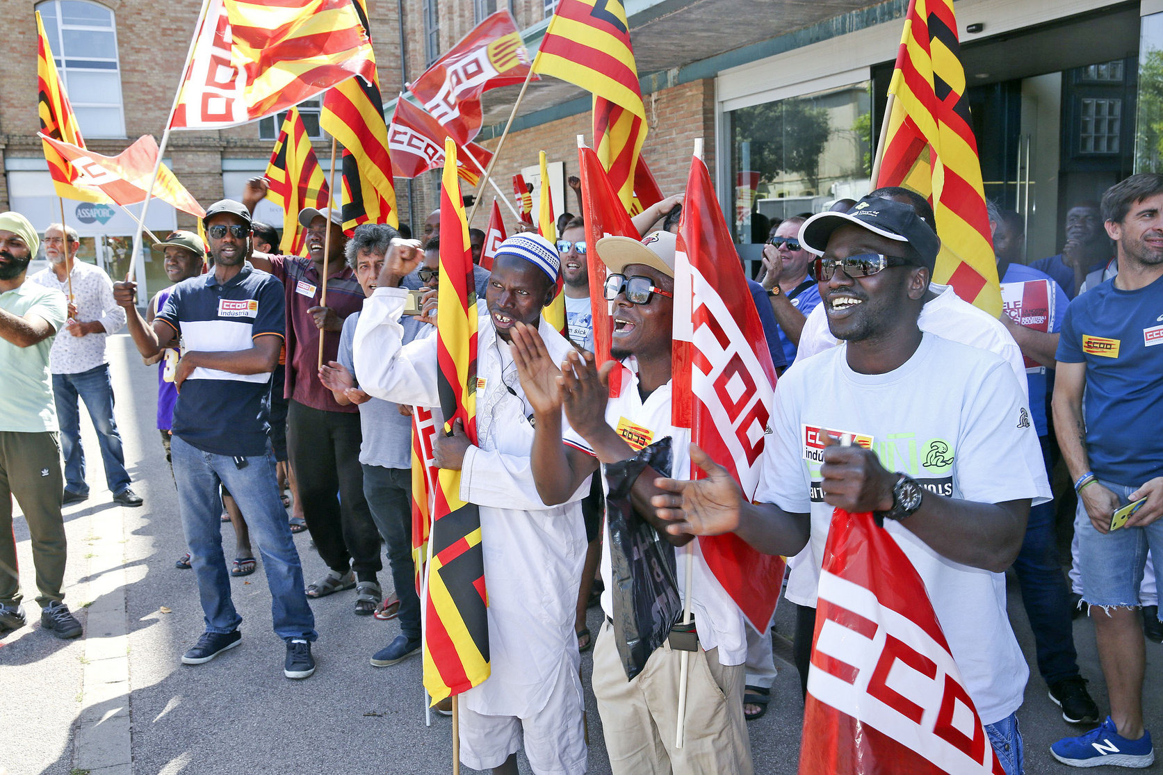 Protesta de treballadors d'empreses sindicades a CCOO davant l'oficina de la Seguretat Social a Vic, l'agost de l'any passat