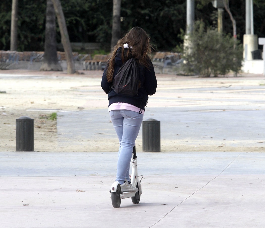 Una noia circulant en patinet per Mollet