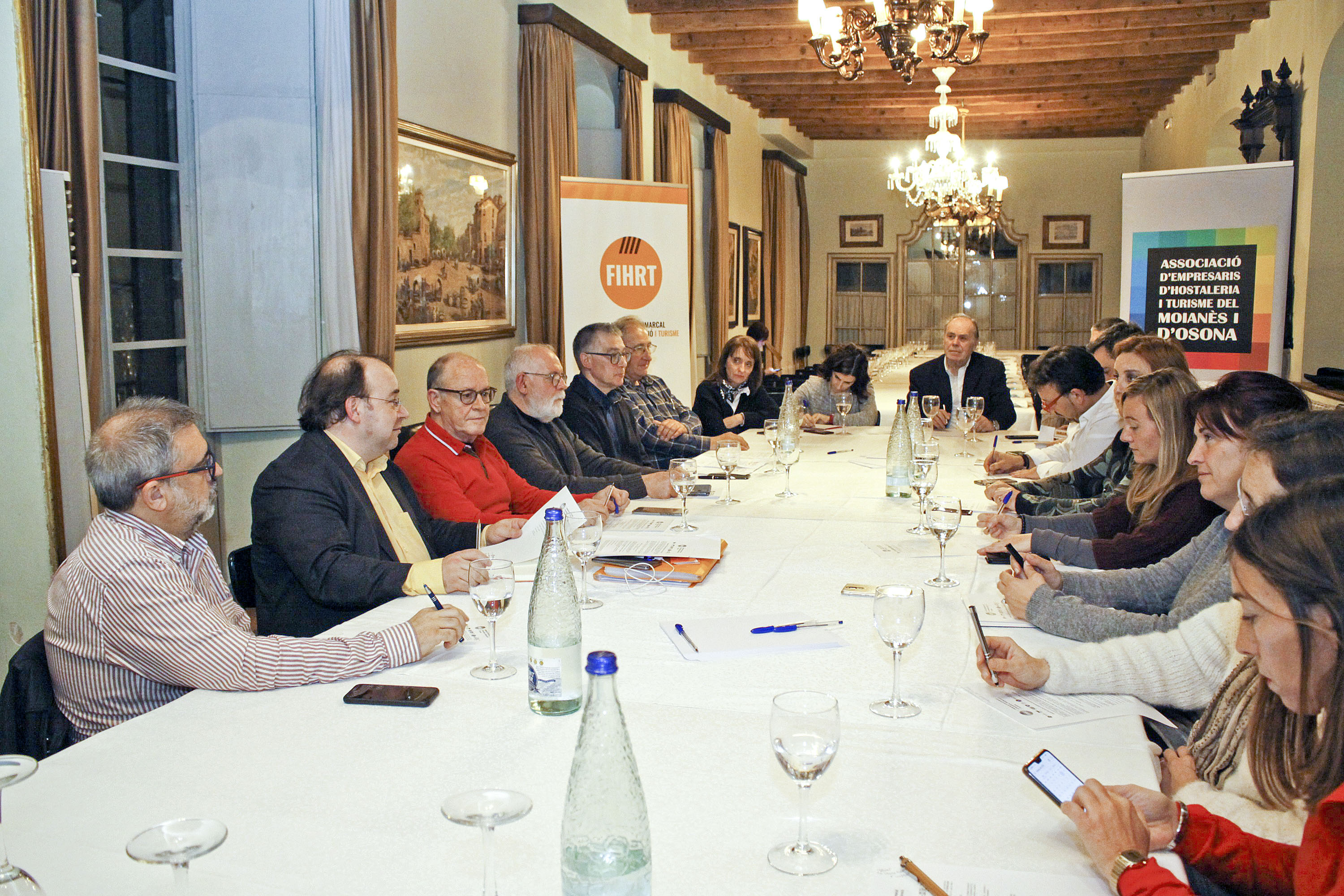 L’assemblea de la FIHRT va tenir lloc al Restaurant Ca l’U; Daniel Brasé i Pere Santos, segon i tercer per l’esquerra