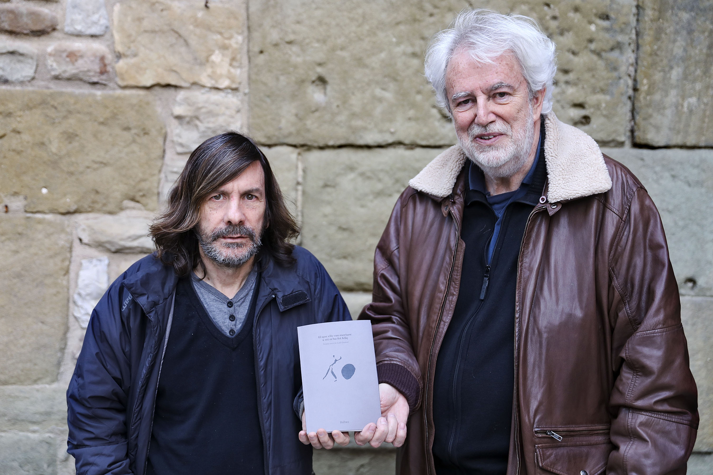 Víctor Sunyol i Antoni Clapés, a Vic, amb el llibre publicat amb motiu del 30à aniversari de Cafè Central