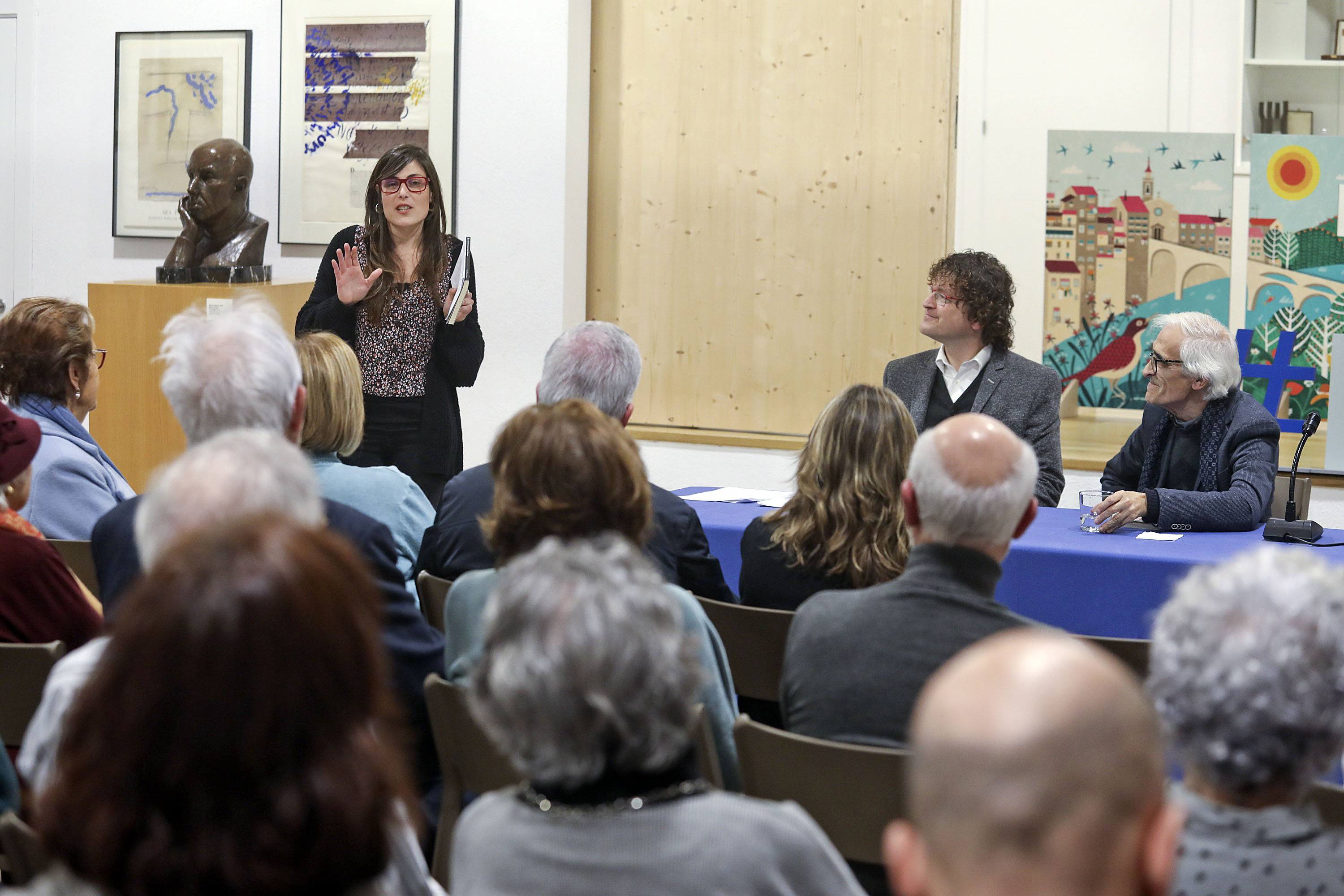 L’autor a la taula amb Lluís Solà i Montse Caralt, directora de la Fundació Miquel Martí i Pol, presentant l’acte.