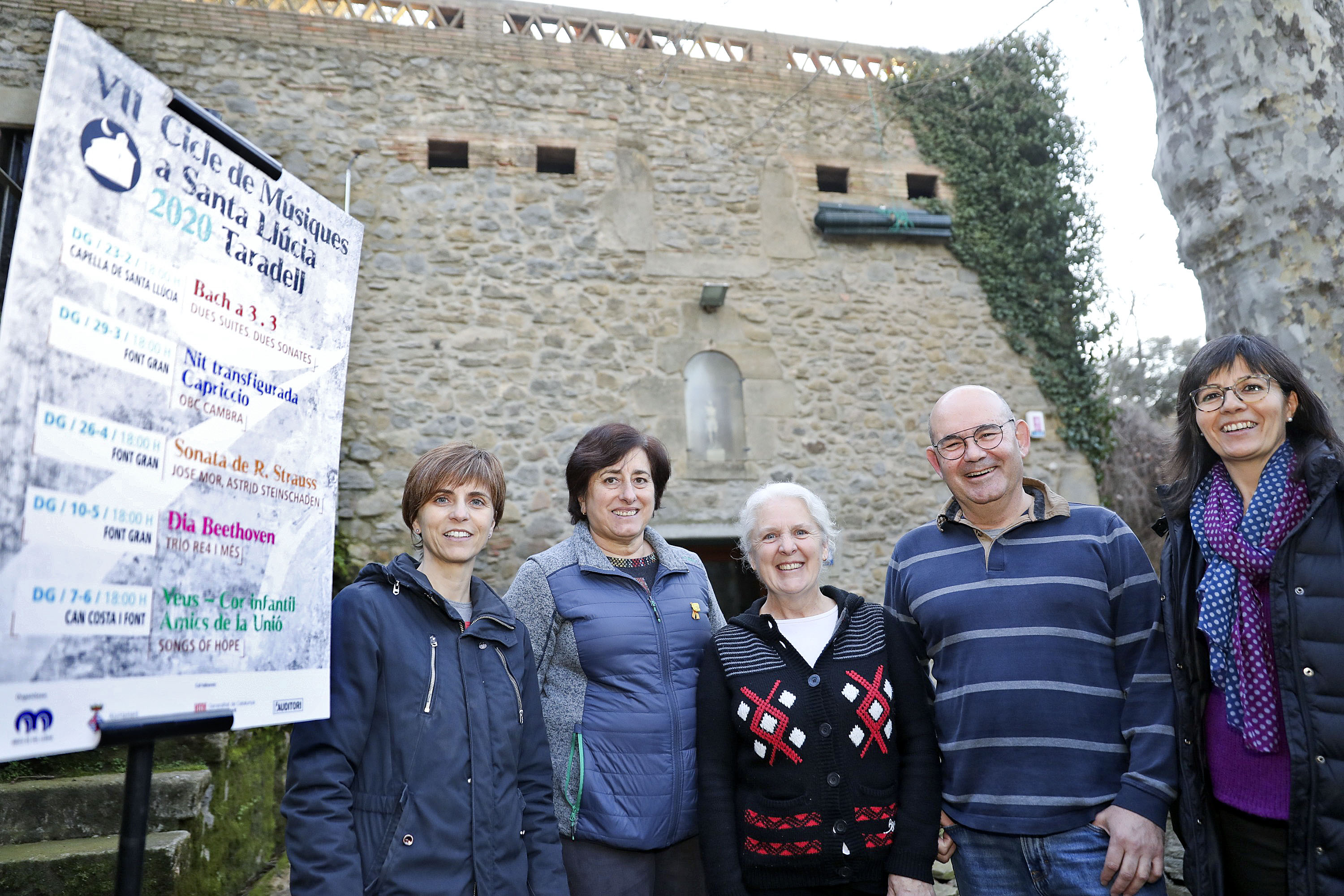 Representants de l’associació Amics de Santa Llúcia amb la regidora de Cultura, Míriam Fernández, a la Font Gran