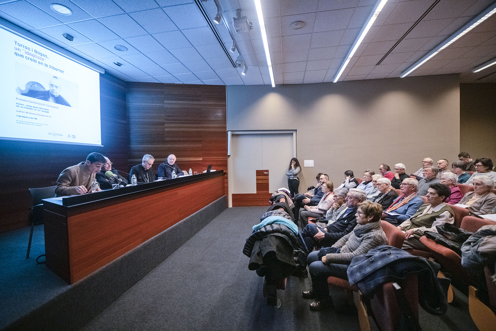 La presentació del web sobre Torras i Bages, a la sala d’actes del MEV. En primer terme, a la taula, Abel Miró