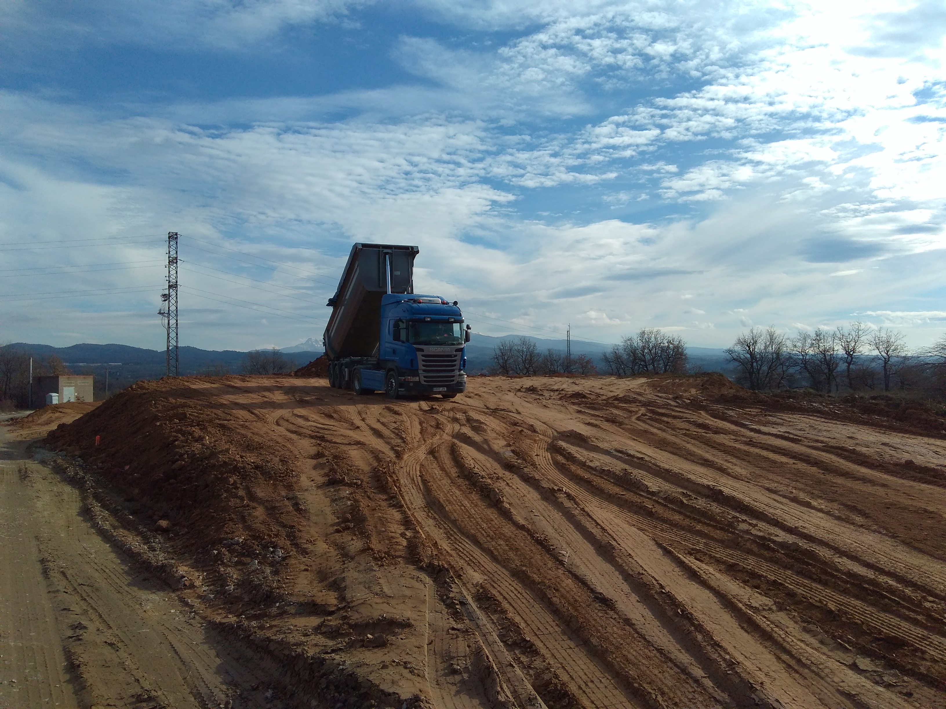 Un camió fent treballs al dipòsit de fangs