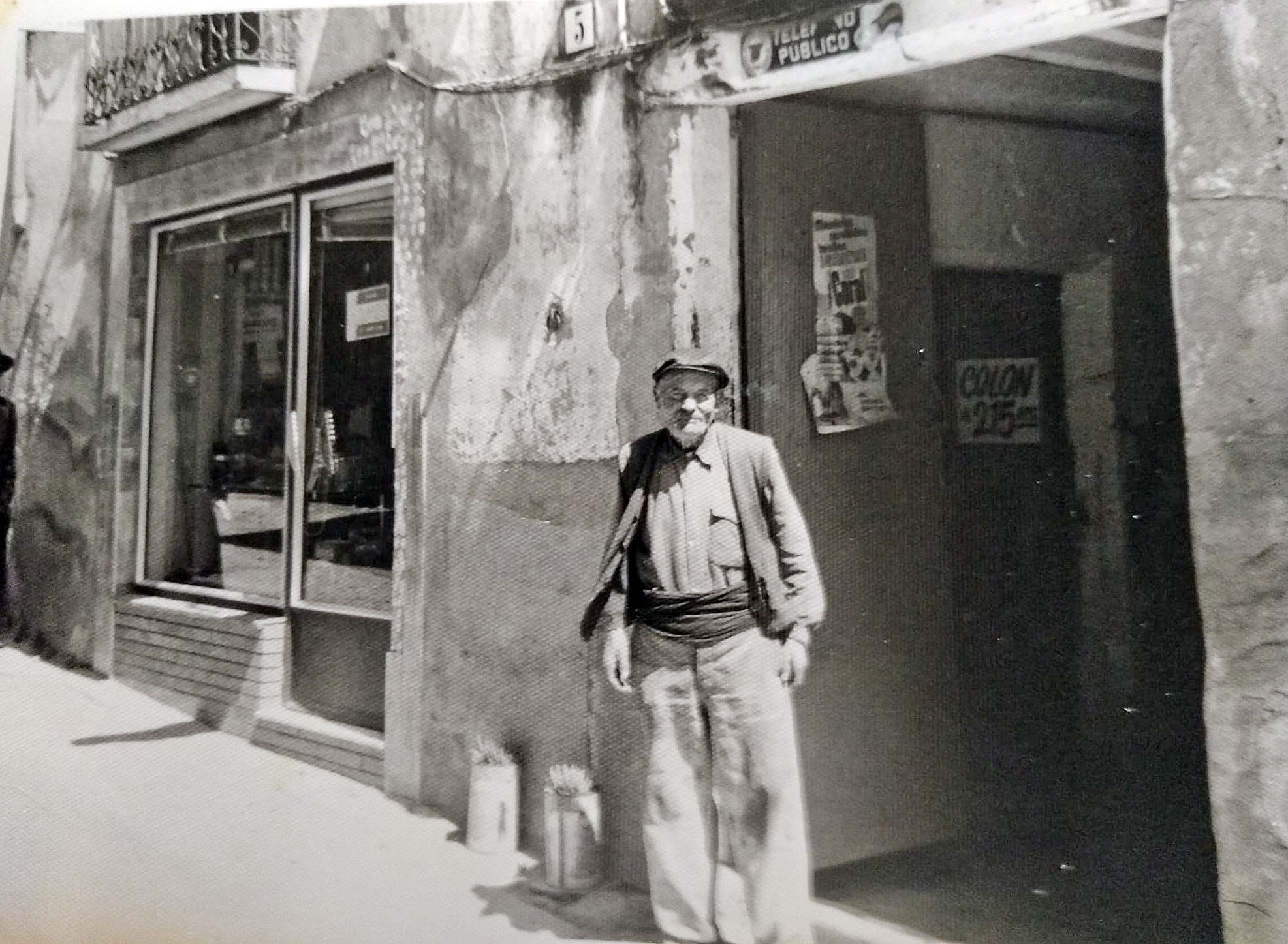 A l’esquerra, una imatge històrica de Can Xelí, amb el pare de Ramona Vila al davant