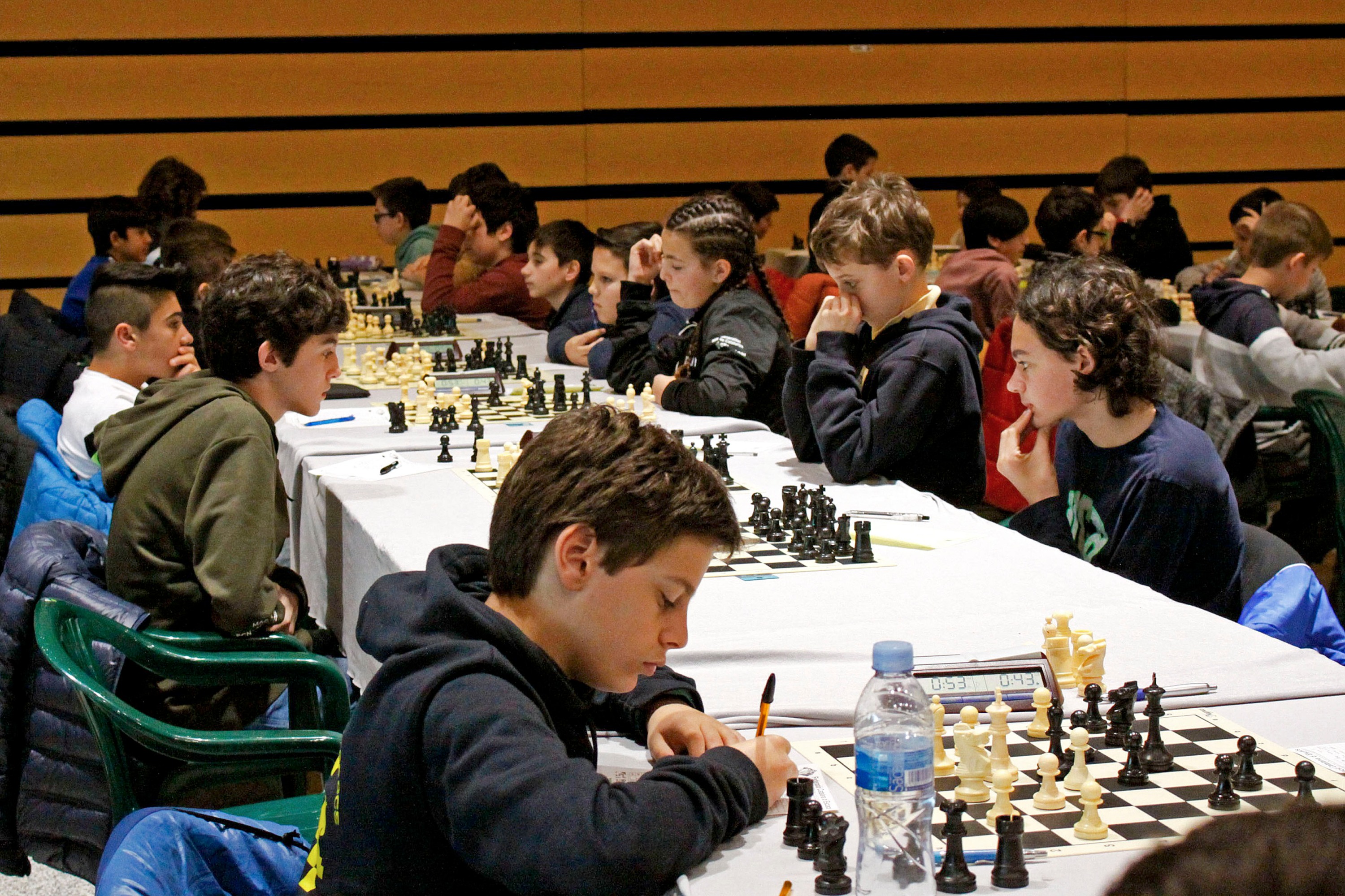 Més de 160 jugadors i jugadores d’escacs van omplir l’espai polivalent de Seva aquest dissabte