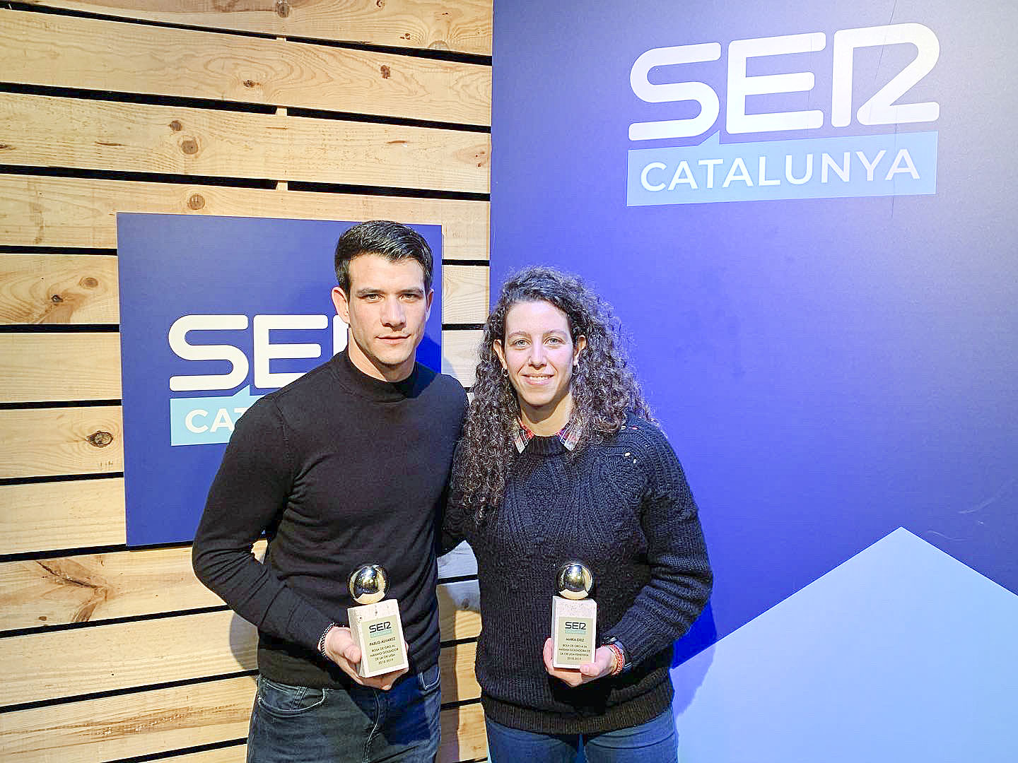Els jugadors d’hoquei patins Pablo Álvarez i Maria Díez, amb els premis