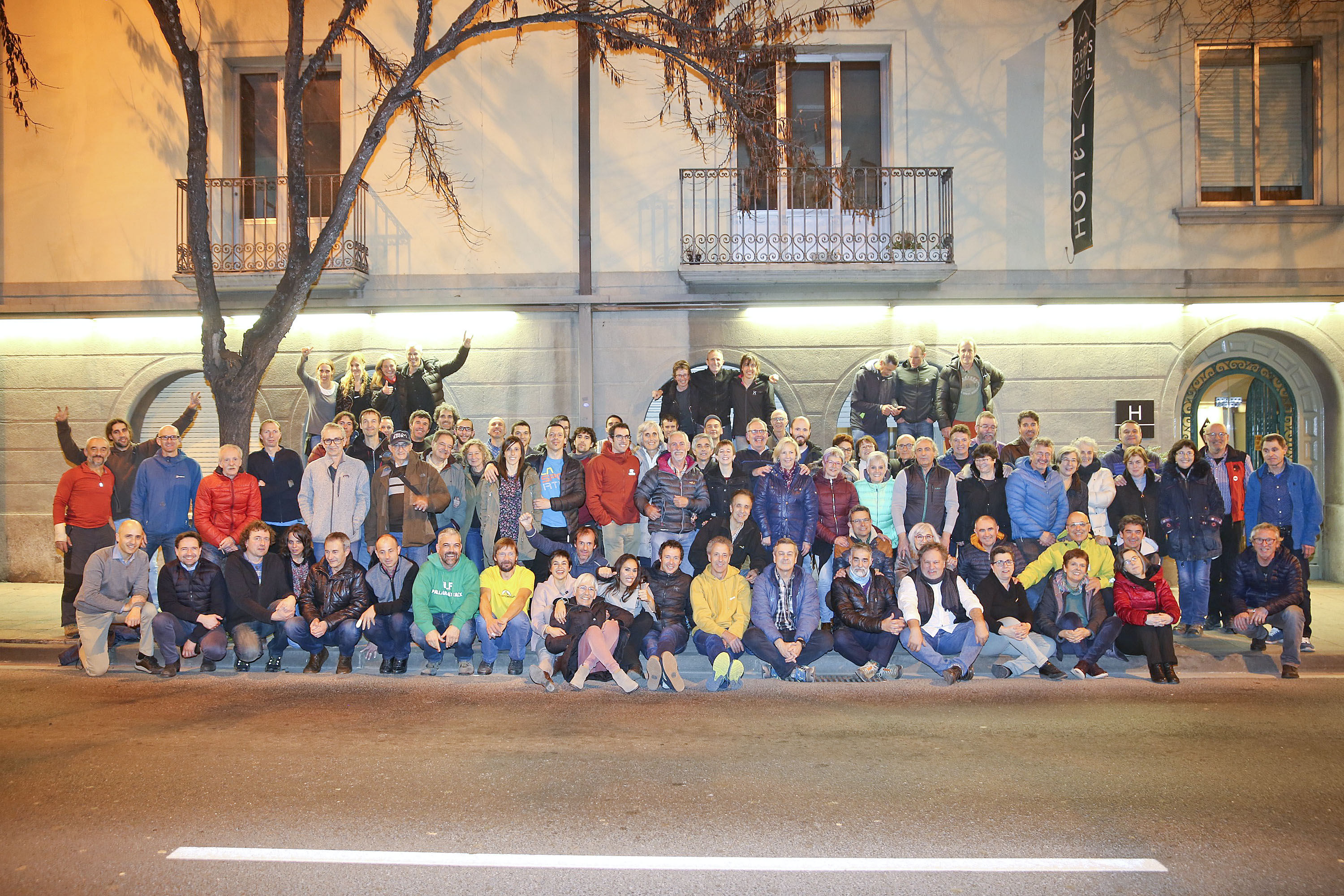 Fotografia de grup del centenar de persones que a finals de la setmana passada van assistir a Manlleu a la festa d’aniversari de Casas, convertida en homenatge