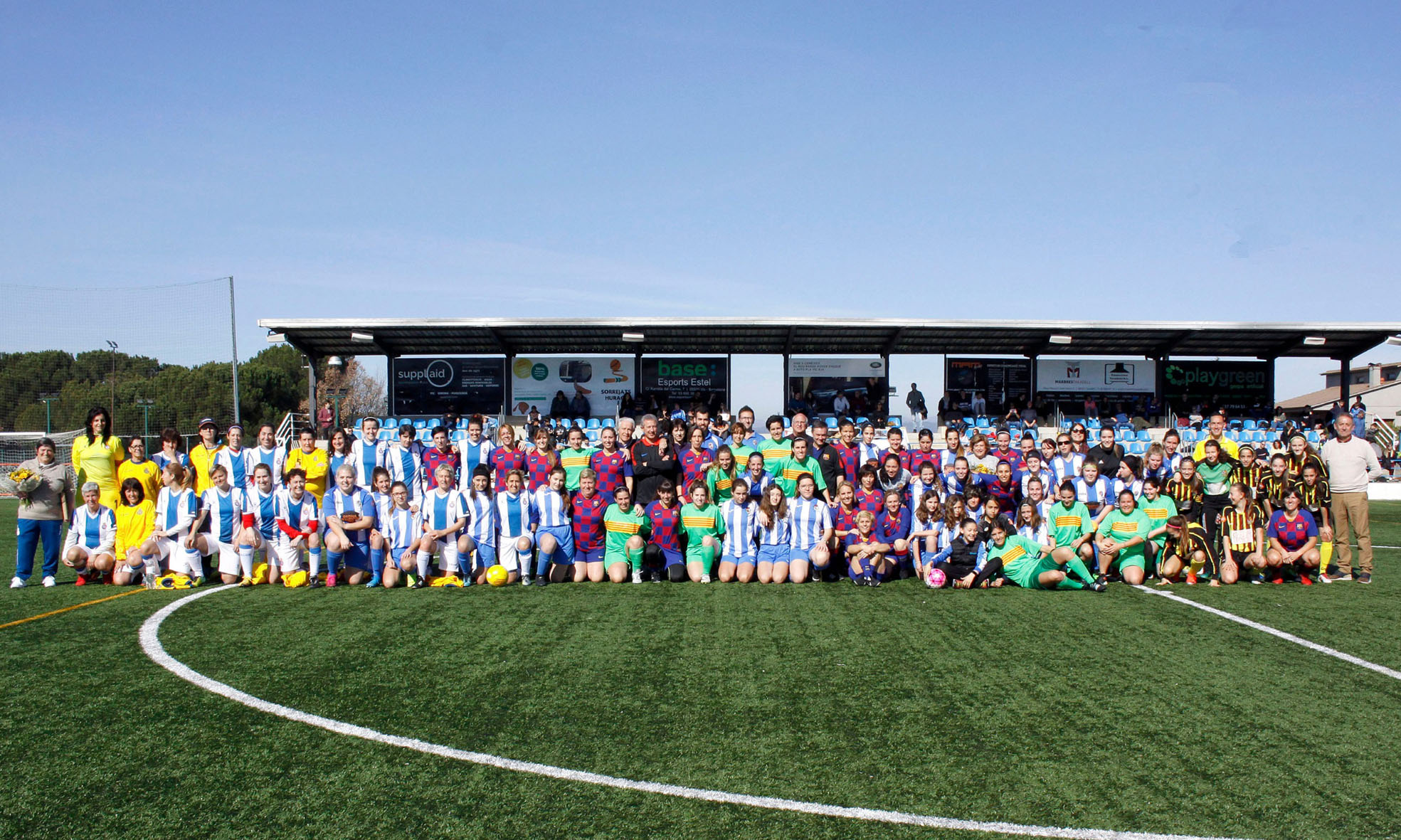 Foto de família de les participants al quadrangular de futbol femení de dissabte a Taradell