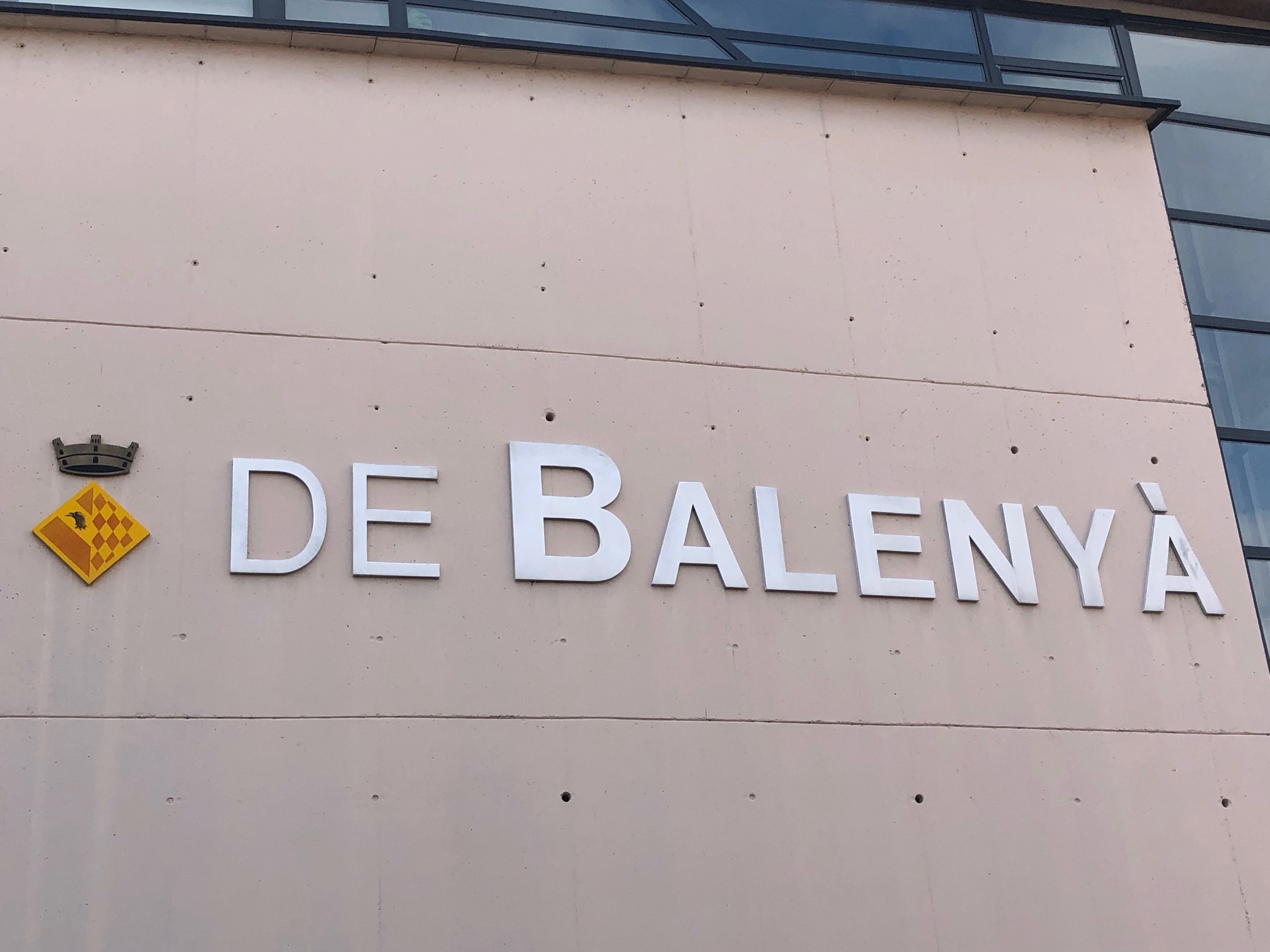 L'escut de Balenyà a la façana de l'edifici de La Pista
