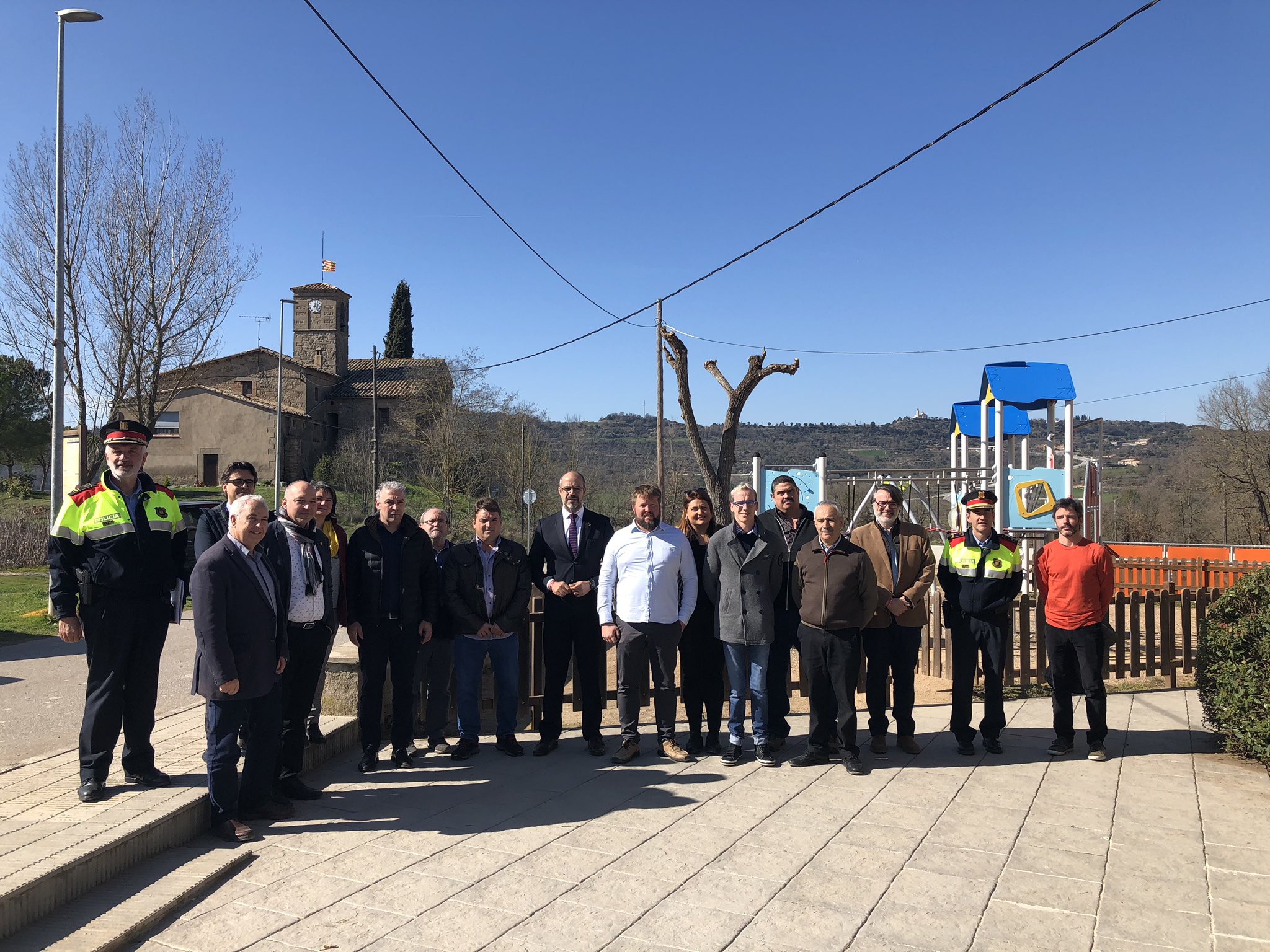 Una imatge de la visita del conseller Buch als alcaldes del Lluçanès