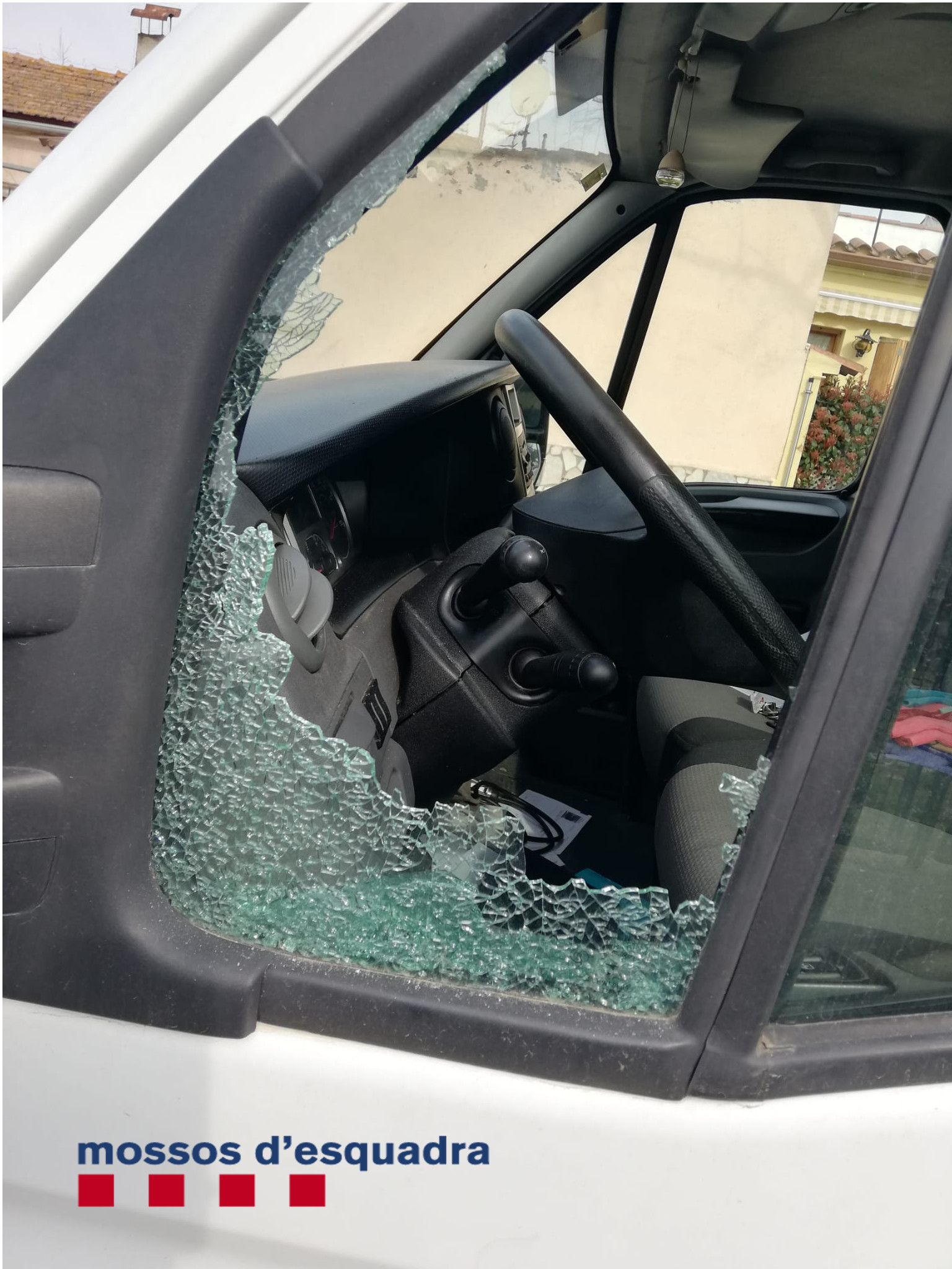 Un furgoneta amb un vidre trencat a Sant Celoni