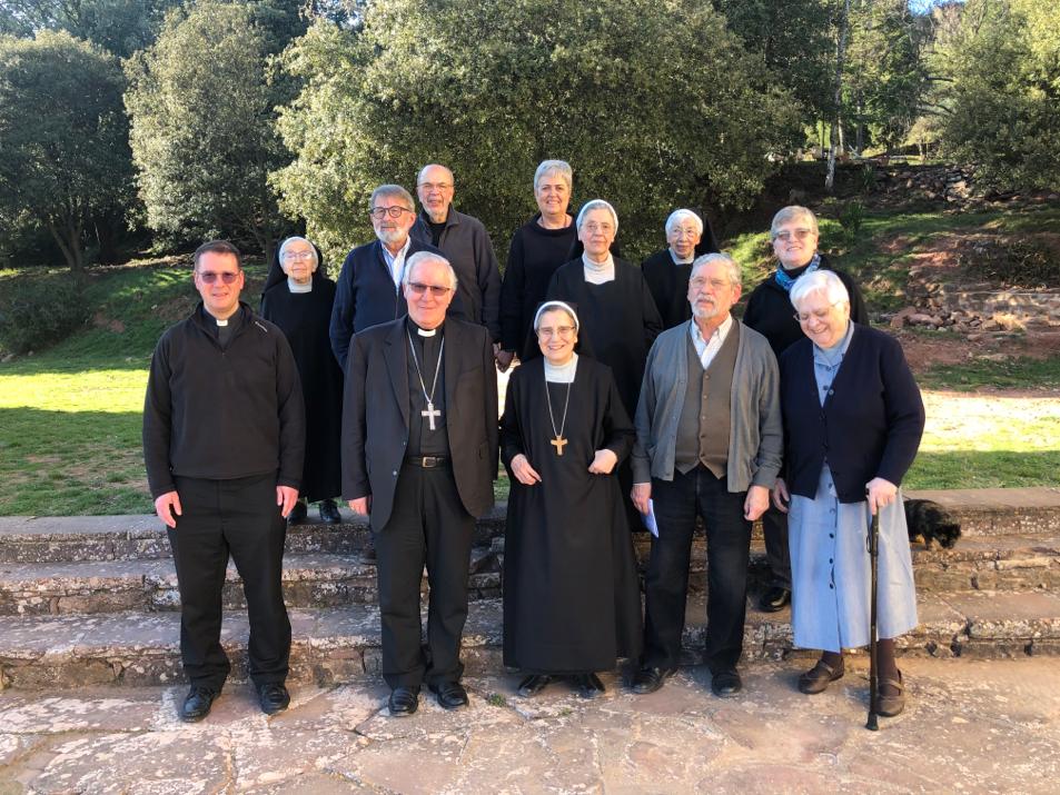 El bisbe Saiz Meneses amb les monges benedictines i col·laboradors dels santuari aquest dilluns a Puiggraciós