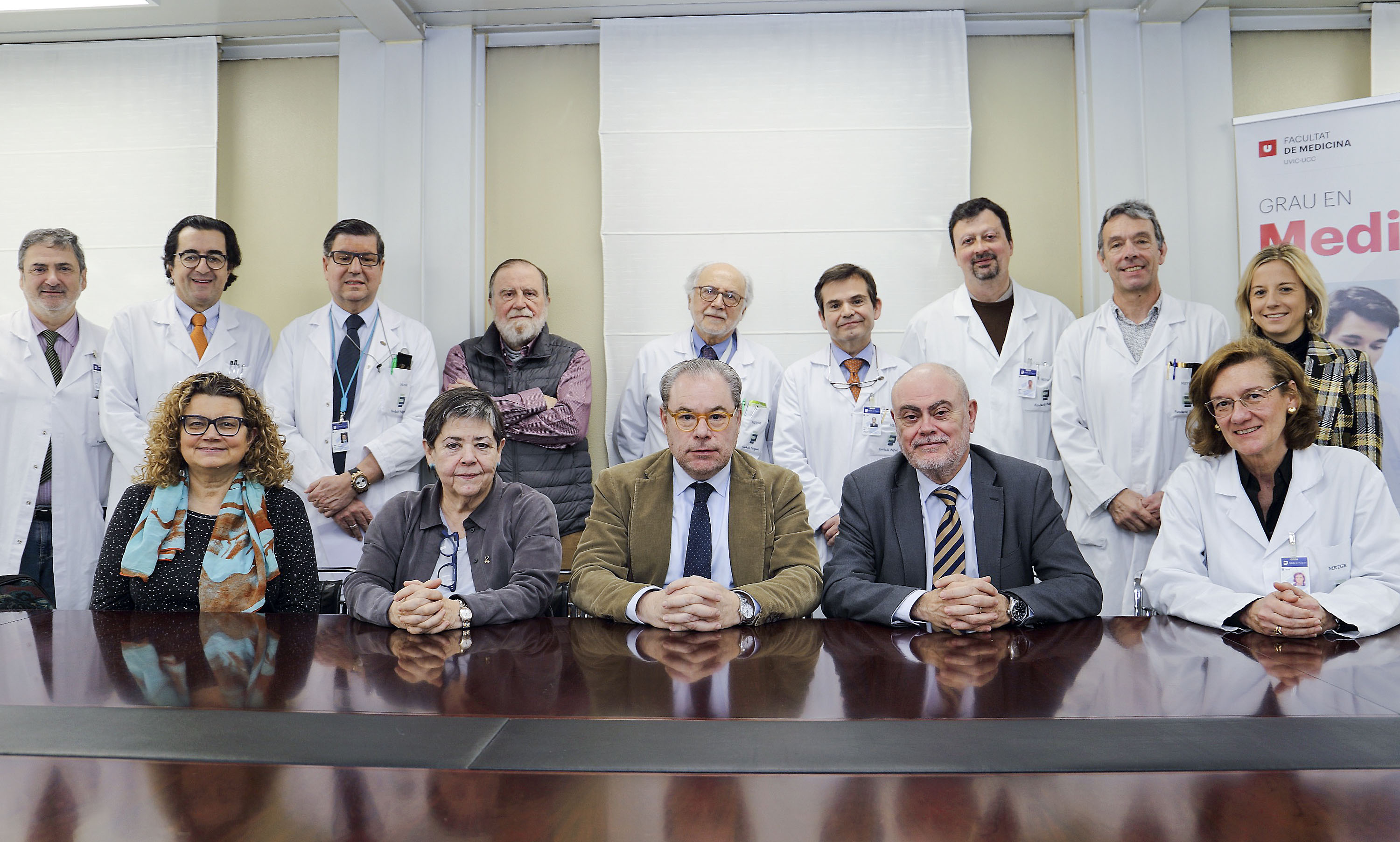 Representants de la UVic i de la Fundació Puigvert després de segellar l'acord