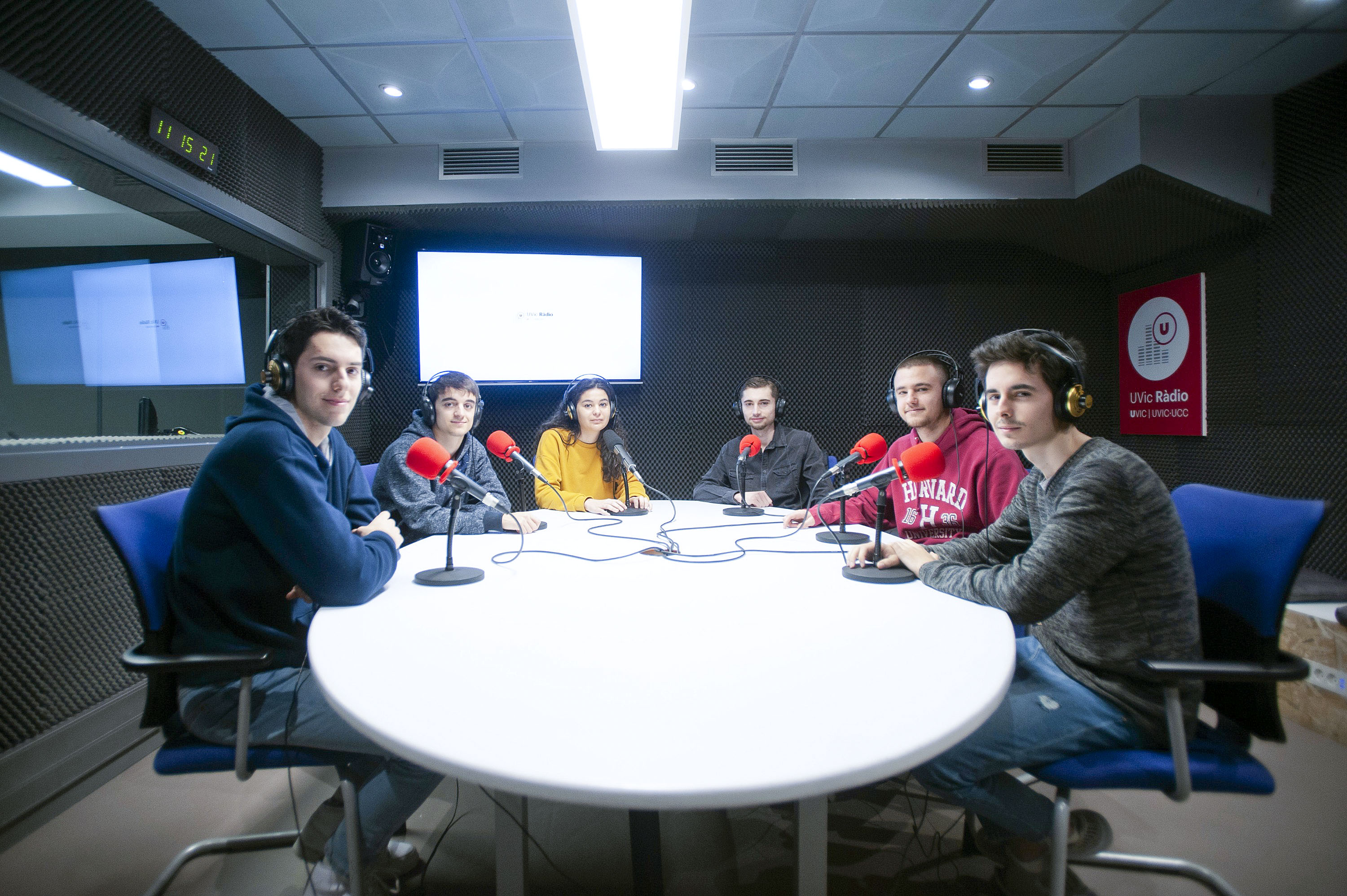 Els estudiants de Periodisme que fan el programa 'La prèvia' a l'estudi radiofònic Carles Capdevila