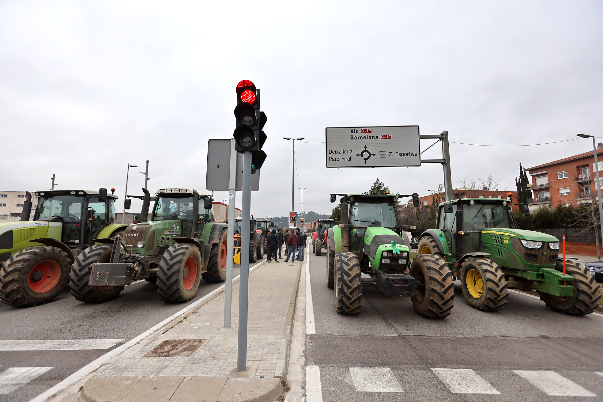 Alguns dels tractors que han participat a la concentració d'aquest divendres a la ronda Sud de Granollers