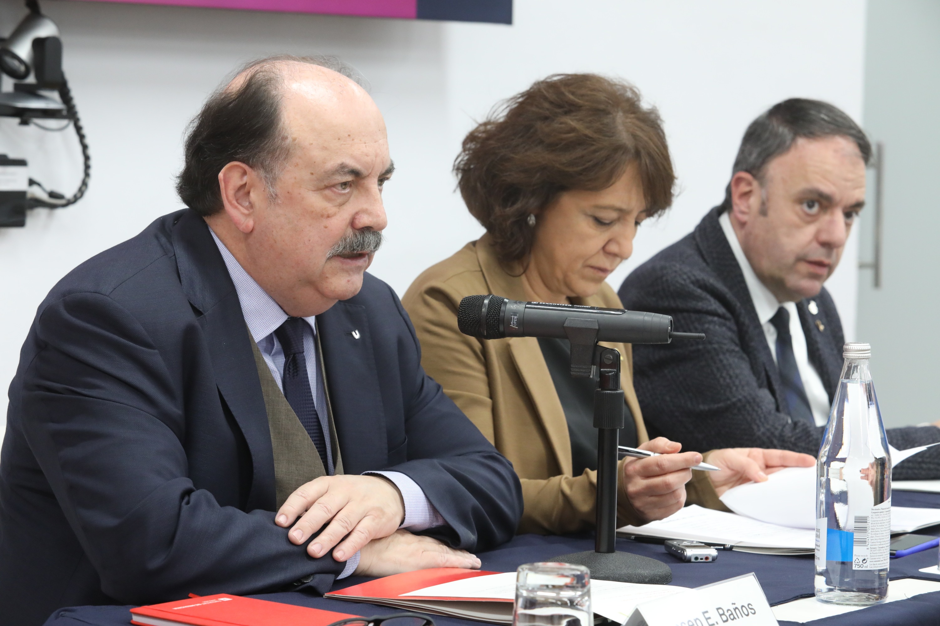 Josep-Eladi Baños, Anna Erra i Valentí Junyent, en la roda de premsa