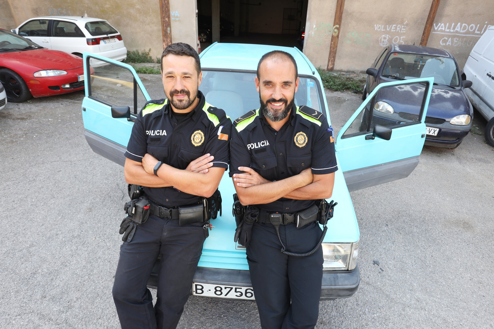 Els dos policies locals de Granollers amb el Seat Panda que faran servir per la competició al Marroc