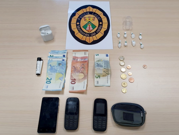 La droga, els diners i els mòbils localitzats per la Policia Local