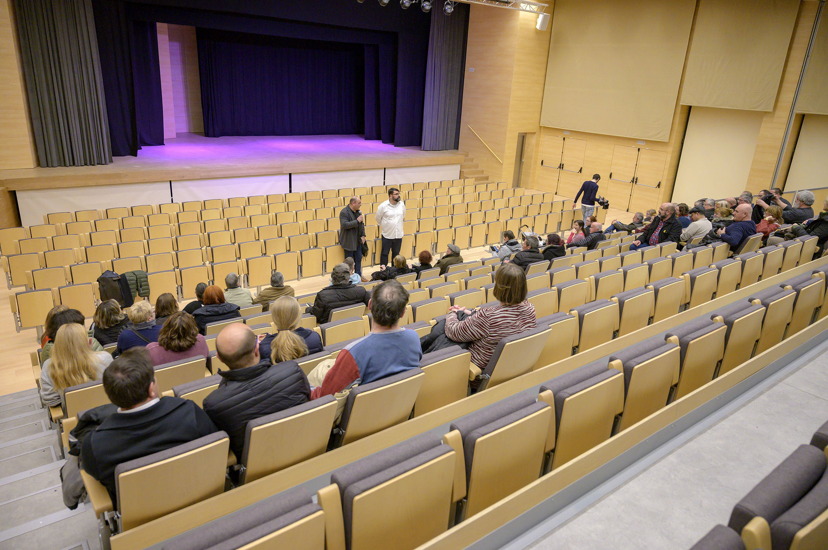 El teatre és un dels espais del centre cívic i cultural El Rieral