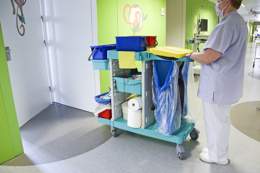Personal de neteja de l’Hospital Universitari de Vic dijous a la planta de Pediatria, on no hi ha pacients amb Covid-19