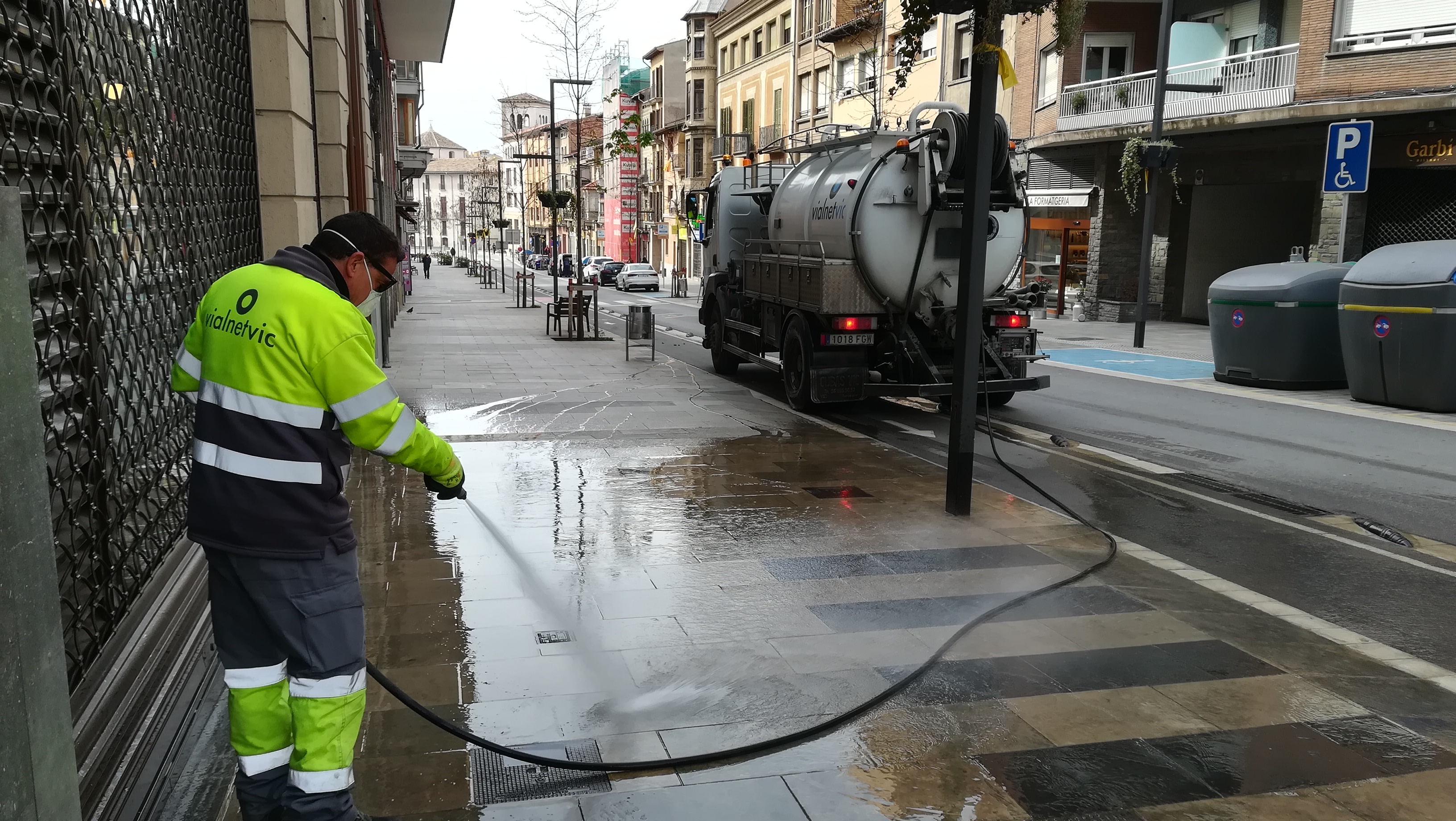 Un operari netejant els carrers de Vic