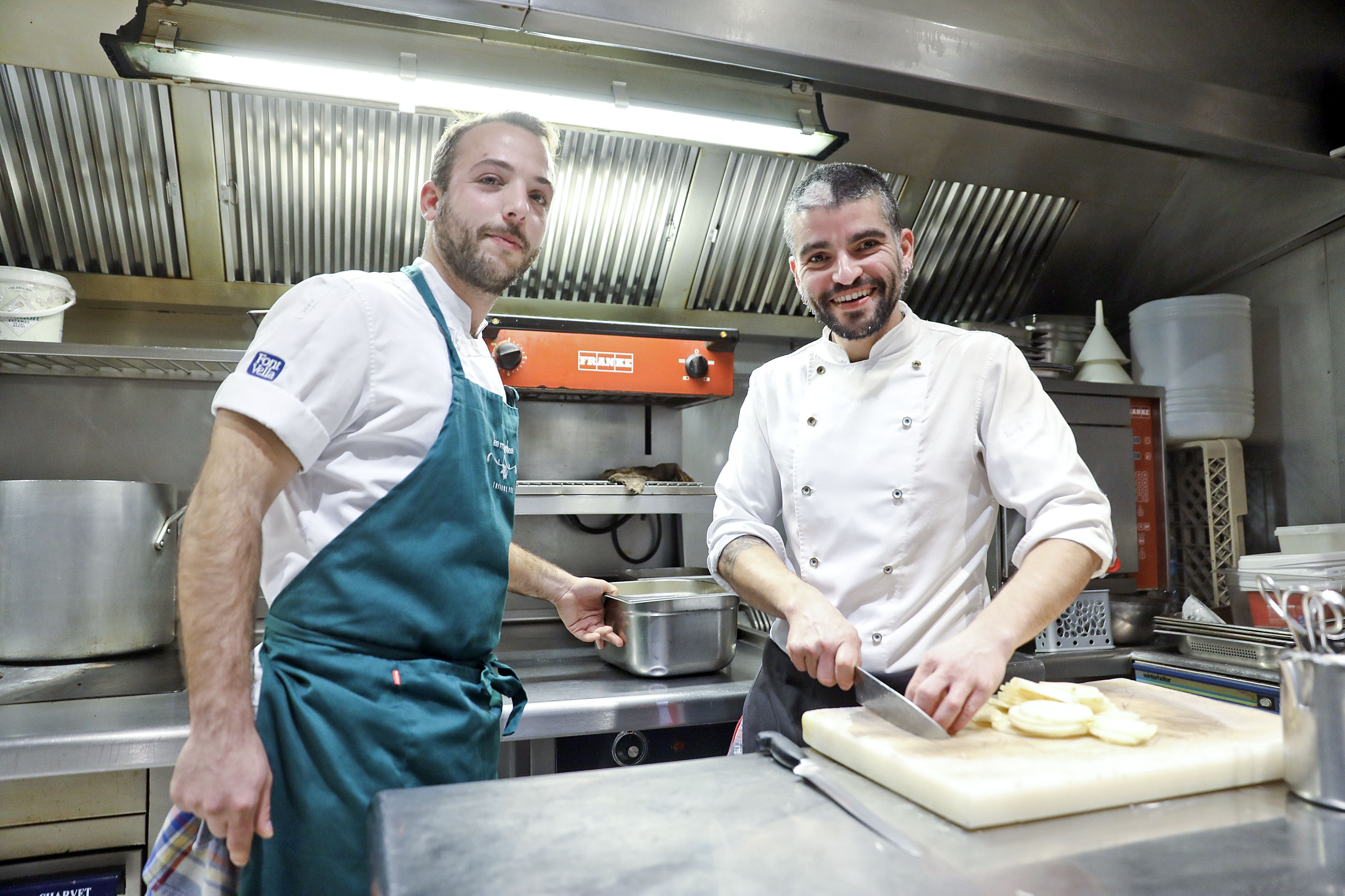 Víctor Torres (Les Magnòlies) i Toni Sala Gabasa (Fonda Sala), a la cuina d’aquest últim restaurant, a Olost, preparant dijous el seu sopar a quatre mans