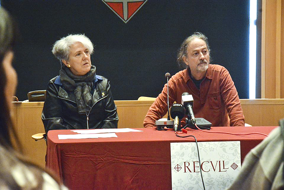 Albert Canadell amb l'escriptora Maria Mercè Roca, presidenta del jurat, al donar a conèixer el premi