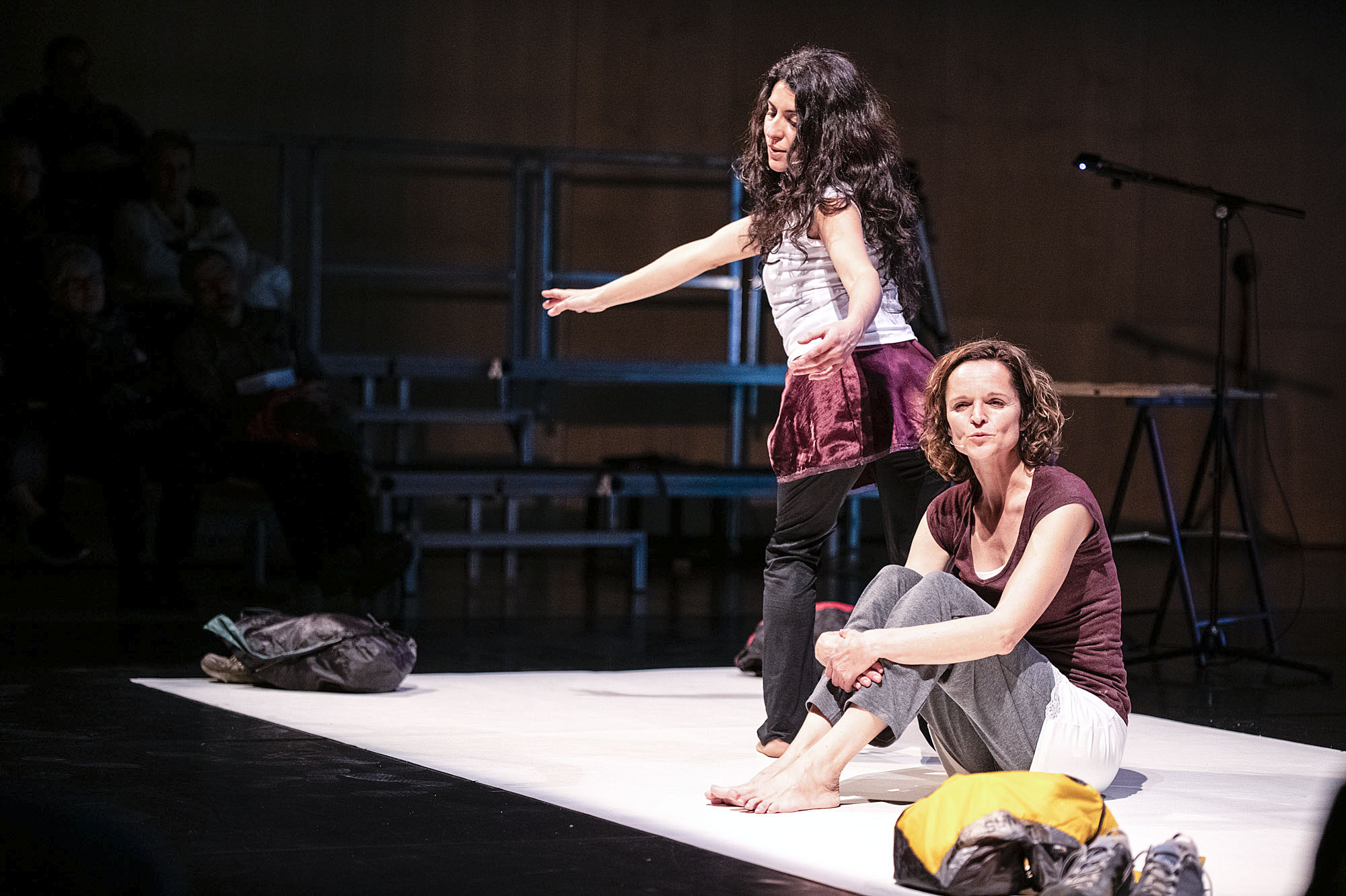 Noemí Morral, asseguda, i Karina Amato durant un moment de la representació