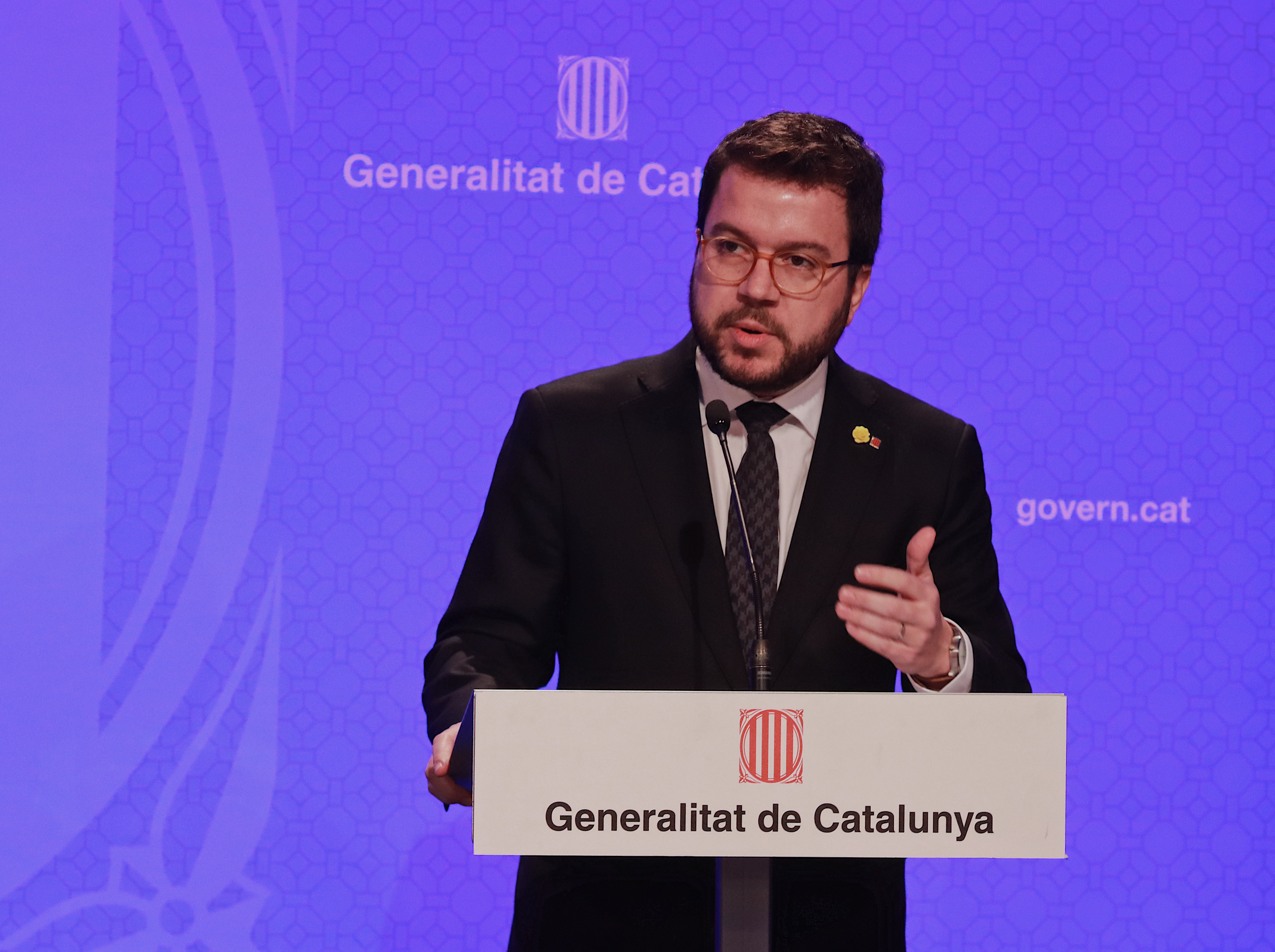 El vicepresident Aragonès, en la roda de premsa per anunciar la mobilització de 1.000 M€ per dotar de liquiditat les empreses afectades pel coronavirus i mantenir els llocs de treball
