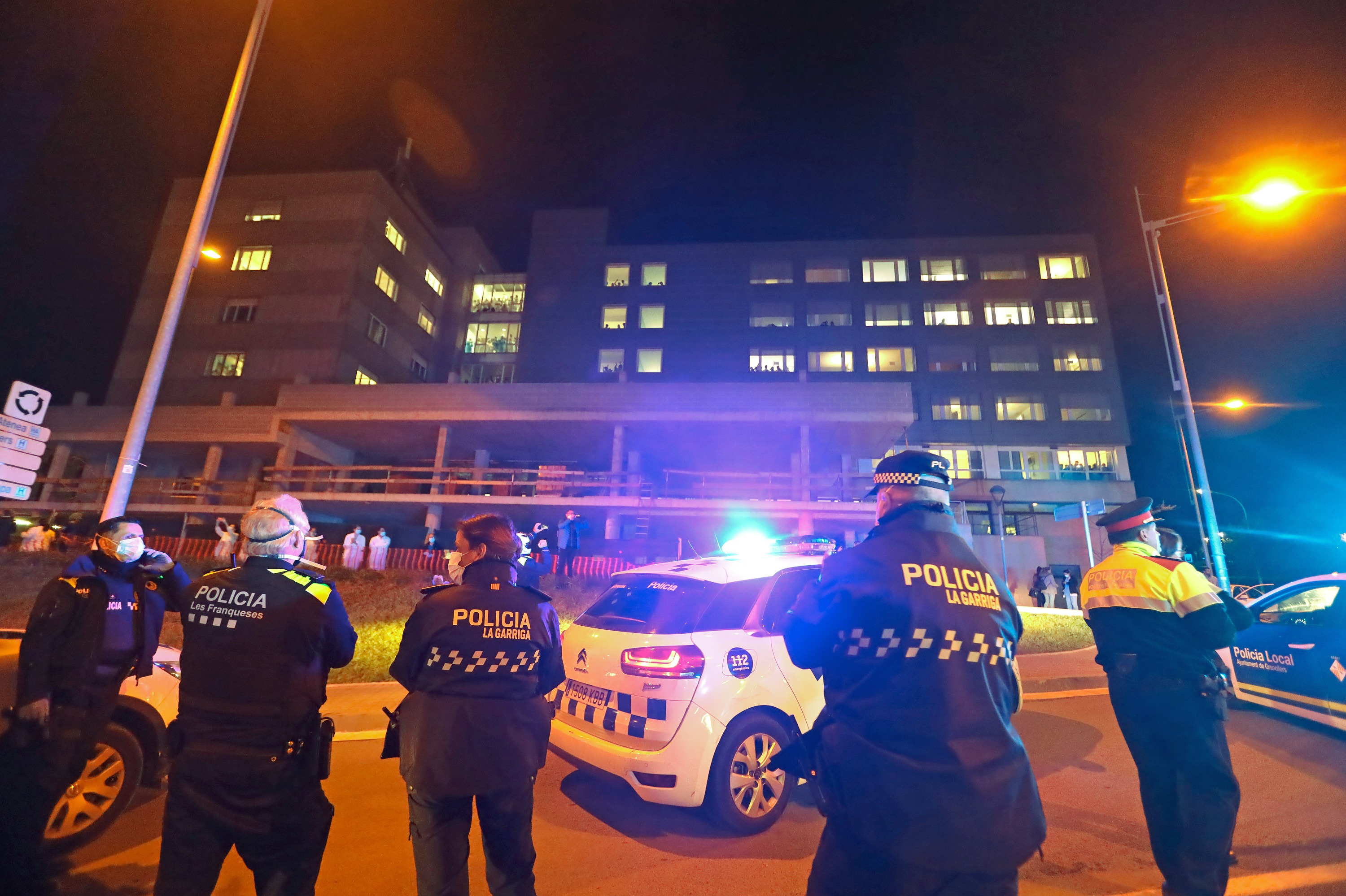 Agents de diverses policies locals, mossos i altres cossos d'emergències aplegats aquest dimecres davant de l'Hospital